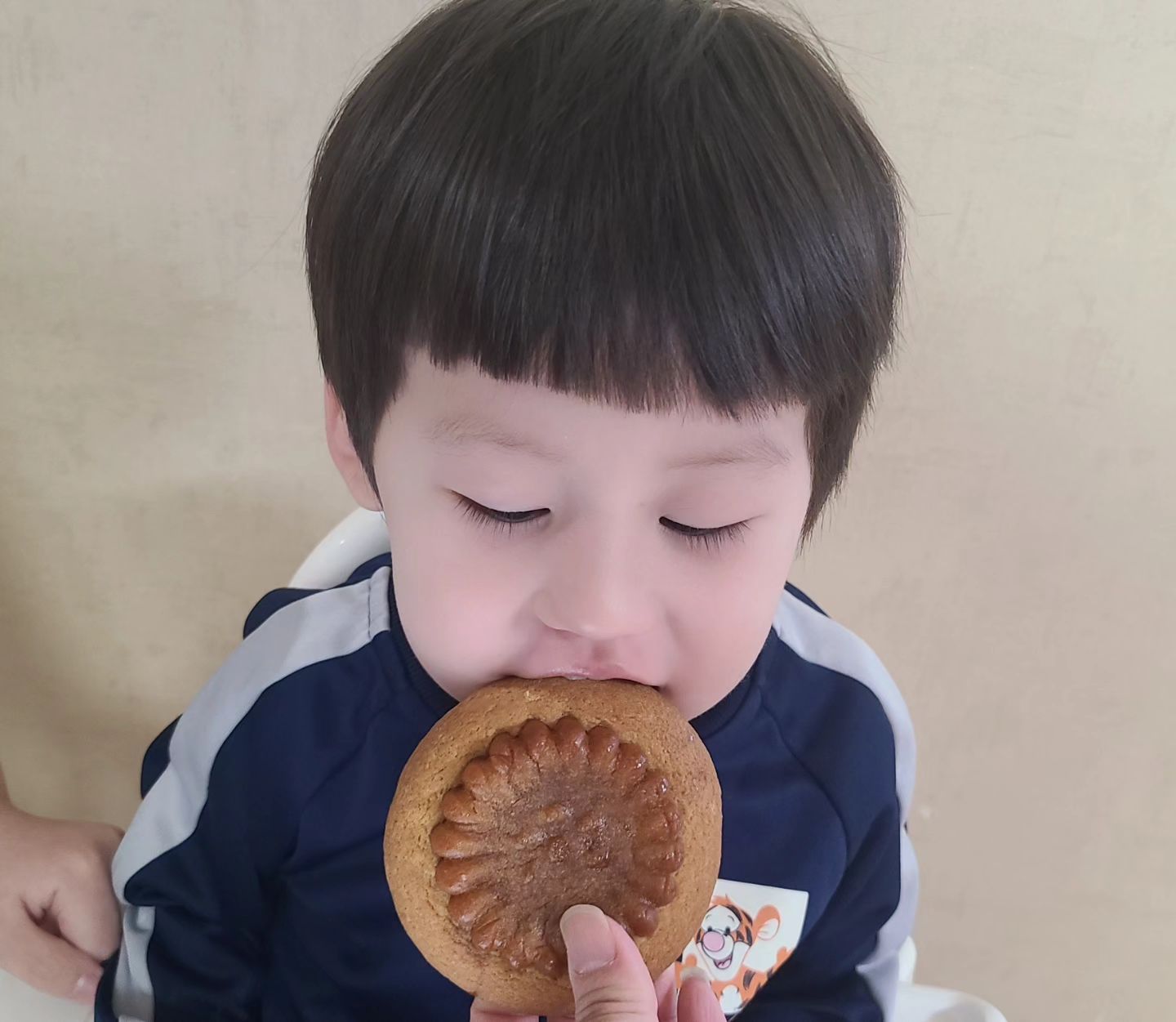 #협찬
.
.
.
간만에 협찬 사진이네요 ㅎㅎ
아이간식으로도 좋지만
제가 더 좋아하는 약과쿠키
진심 jmt!!!
.
.
. 
🌈 울 애기 얼굴이 가려질 정도로 커서
한끼 식사 대용으로도 좋아요
🌈 HACCP(해썹) 시설에서 위생적인 제조되어서
아이가 먹어도 안심
🌈  자사몰에서 현재 카카오톡 친구 추가 시 10% 쿠폰 이벤트도 하고 있으니 놓치지 마세용
 -> 네이버 검색 : 꿀이구마 or 웨이크비
.
.
.

 #약과 #약과쿠키 #꿀이구마 #약과맛집 #약과쿠키 #약과추천 #맛있는약과 #찹쌀약과
wakeb_official