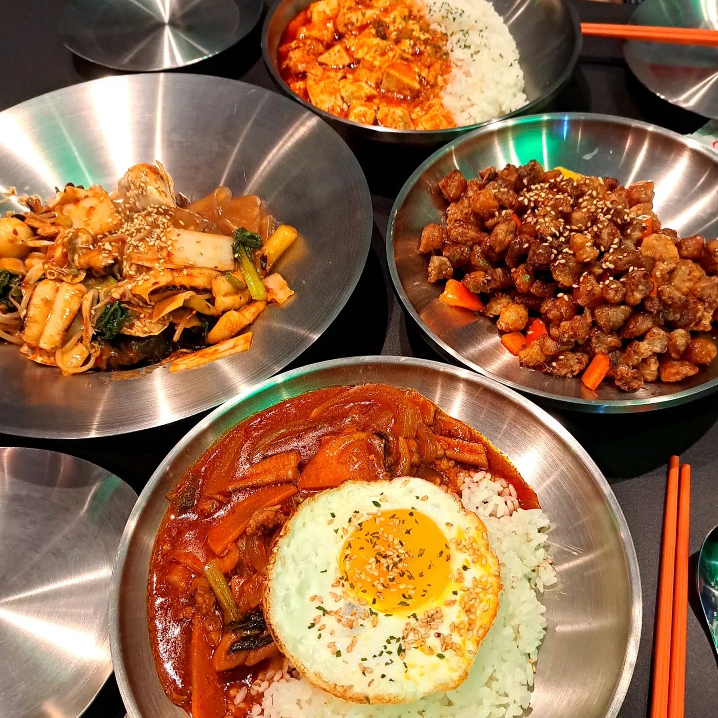 고량주 990원부터 가성비 끝판왕 중국요리 전문점 <마라봉>
세종대와 건대근처에 위치한 마라봉 어린이대공원역점 소개드려요!🔥

여기는 진짜 근래 가본 곳중에서 가성비로 역대급이에요
다양한 정통 중화요리와 고량주들을 엄청나게 저렴한 가격으로 먹을 수 있는데 하나하나 싹다 맛있어요

특히나 마라에 진심인 곳이라 다양한 마라 메뉴들이 있는데 그게 하나같이 정말 너무 맛있습니다ㅠㅠ

퀄리티, 가격, 분위기 하나도 빠지는게 없어서 바로 앞 세종대생, 건대생님들께 무한한 추천 드려요!

오후4시 이전까지는 엄청난 가성비의 정식 메뉴를 주문할 수 있는데 메인메뉴+탕수육+반찬 요렇게해서 10,900원부터에요

저는 저녁7시에 3인이서 해물마라샹궈, 마파두부덮밥, 중화덮밥, 멘보샤, 탕수육, 우유튀김, 강소백 고량주, 콜라까지 주문하고 5만원밖에 안나왔어요

해물마라샹궈는 여기저기서 마라샹궈 진짜 많이 먹어봤는데 여기는 다른 곳 절반 가격인 13,900원에 최상급 퀄리티의 맛이라 완전 강추드려요

마파두부덮밥과 중화덮밥도 맵싹하면서 맛있는 소스와 재료들이 듬뿍 들어있는데 양도 많고 딱 잔술로 시켜서 반주하기에 너무 좋은 가성비!

탕수육은 완전 처음보는 비주얼로 미니 주사위같은 모양의 탕수육인데 요거 술안주로 미쳤어요 하나씩 집어먹다보면 술이 술술 들어가는데 양이 어마어마해서 도무지 줄지 않고 계속 먹을 수 있어요

멘보샤도 기본 이상이였고 우유튀김은 여기서 처음먹어보는데 이 멋진 식사의 마무리로 아주 너무 좋았어요

잔술로 마셔본 강소백은 멋진 잔에 꽤나 많이 주시는데 잔술이라 가격에 부담이 없고 평소에는 비싸서 못마셔본 고량주들을 여기서는 한잔씩 부담없이 마셔볼 수 있어서 너무 좋았어요

최근 가본 식당중에 압도적으로 추천하는 마라봉입니당~

가격
해물마라샹궈 13,900원
마파두부덮밥 6,900원
중화덮밥 7,900원
탕수육 9,900원
멘보샤 4,900원
우유튀김 4,900원
고량주 잔술 (강소백 허니) 1,500원
위치
서울 광진구 능동로19길 8 (화양동), 2층 마라봉 어린이대공원역점
.
.
.
#마라봉 #어린이대공원역 #어린이대공원역맛집 #어린이대공원역4번출구 #어린이대공원역포차 #어린이대공원역술집 #세종대맛집 #세종대술집 #건대후문 #건대후문맛집 #어린이대공원후문맛집 #어린이대공원역밥집 #어린이대공원근처맛집 #어린이대공원맛집 #건대맛집 #건대입구역맛집 #마라샹궈 #마라탕 #마파두부 #멘보샤 #탕수육 #고량주 #먹스타 #먹스타그램 #저녁메뉴 #먹팔 ##먹팔해요 #좋아요반사 #좋반 #소통
