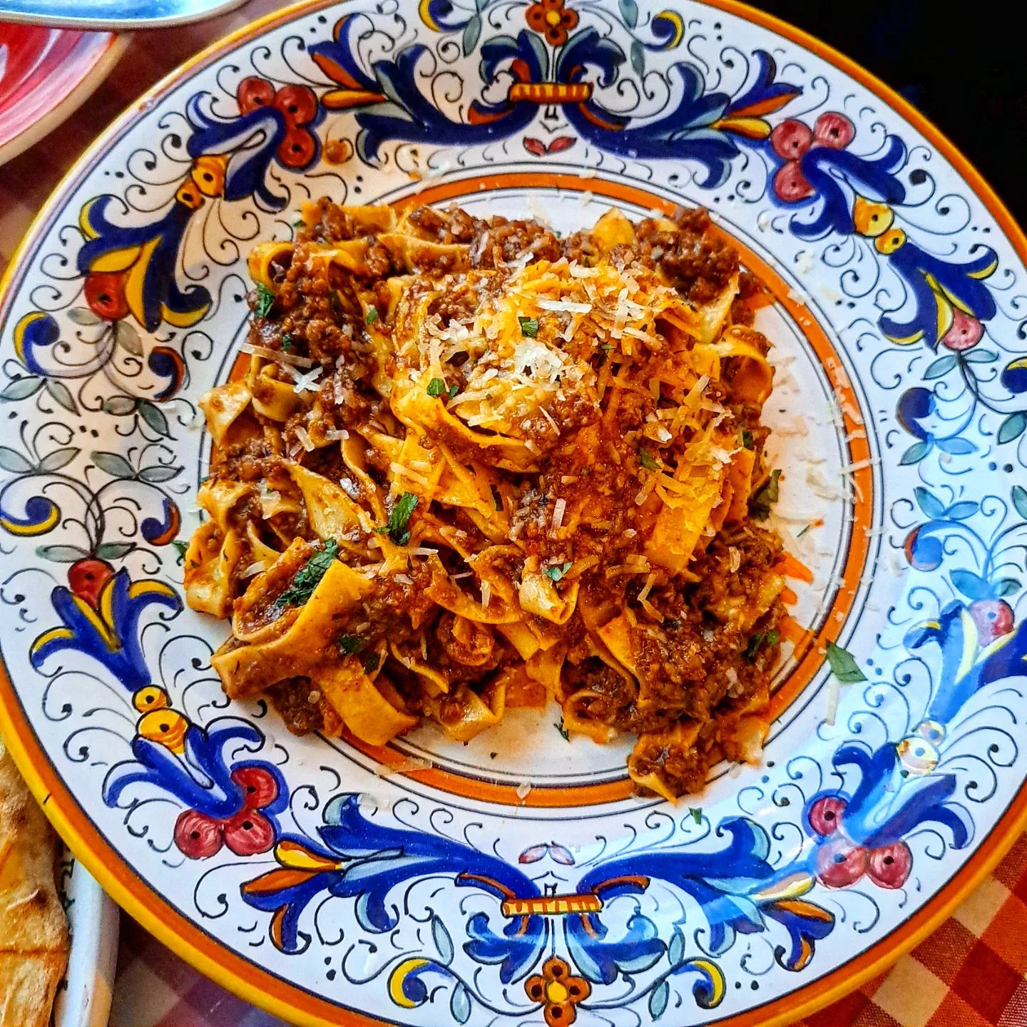 특별한날 가기 좋은 나폴리 화덕피자 맛집 <핏제리아오 대학로 본점>
세계 피자 월드컵 1위의 이진형 셰프님의 핏제리아오 다녀왔어요!
강식당 스승으로도 유명하고 런닝맨에서도 유재석, 김종국님 등이 감탄한 맛집이에요!😛

72시간 저온 숙성도우를 사용해서 수분 함량이 높아 식감이 쫄깃하고 소화에도 좋고 485도의 참나무 화덕으로 구워내서 나폴리 피자 전통의 맛을 낸다고해요

분위기도 아주 좋고 피자와 파스타까지 아주 맛있어서 데이트하기 아주 좋은 곳이에요

저희는 빠따떼 에 뷰르스텔 피자와 라구 파스타를 주문했어요
빠따떼 에 뷰르스텔은 메가크런치 감자튀김과 프랭크 소시지가 듬뿍 올라간 핏제리아오의 3대 인기메뉴로 피맥에 아주 딱 어울리는 피자에요

위에 올라간 감자튀김이 진짜 먹는내내 계속 극강의 바삭함을 유지했고 토핑이 엄청 혜자롭게 많이 올라가 있어서 너무 좋았어요

라구파스타는 미슐랭 스타 셰프인 이준 셰프님과 핏제리아오의 특별한 콜라보 메뉴인데 이준 셰프가 만든 깊은 풍미를 담은 라구 소스와 신선한 생면 파스타를 함께 맛볼 수 있어요

라구도 정말 맛있는데 파스타 면도 확실히 생면 파스타라서 아주아주 맛있어요!

다 먹고 너무 맛있어서 마르게리따부팔라를 포장해갔는데
집에서 먹을 때에도 전자레인지에 돌려서 먹으니 일반 피자와는 다른 화덕피자의 쫄깃함이 그대로 느껴져서 정말 좋았어요!

위치
서울 종로구 동숭길 86 2, 3층 핏제리아오 대학로 본점
.
.
.
#핏제리아오 #핏제리아오대학로본점 #혜화맛집 #대학로맛집 #화덕피자맛집 #세계피자월드컵1위 #이진형셰프 #강식당스승 #화덕피자 #라구파스타 #피자맛집 #혜화데이트 #혜화역맛집 #먹스타그램 #먹스타 #먹팔 #먹팔맞팔 #먹팔해요 #먹스타맞팔 #먹스타소통 #좋아요반사 #좋반
#좋아요테러 #데이트코스 #likeforlikes #맛집추천 #맛집스타그램 #맛스타그램 #맛집