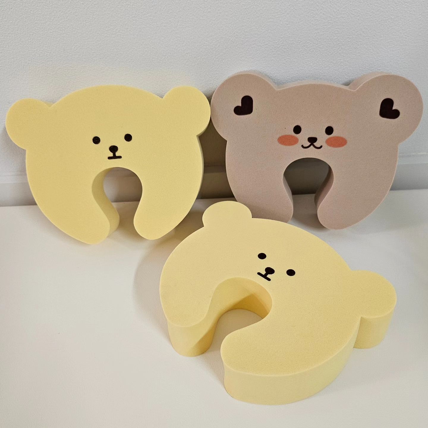 ✨️

날이 좋아 창문을 열어 두었더니 문이 쾅쾅 닫혀 준비해 본 도어쿠션🐻

처음엔 자러갈 때 문 꽉 안 닫힌다고 뭐라하더니, 이유를 설명해주니 이제 문 닫으려 할 때마다 👶🏻(바람 휭 손동작) 쿵! 안 돼~ 곰!(도어쿠션 가리킴) 하눈디 넘 귀엽짜나🩷

-
오늘의 귀여움 모먼트🫶🏻
아재개그를 좋아하는 아빠가 열매에게 🙍🏻‍♂️열매가 제일 좋아하는 빵은? 아빵~ 이걸 계속 했는데 ㅋㅋㅋ
오늘 차 타고 가는데 갑자기 👶🏻제일 좋아하는 아빵! 이걸 계속 함ㅋㅋㅋㅋㅋㅋ
진자 너모 귀엽고요...? 아빠는 굉장히 뿌듯해함ㅋㅋㅋㅋㅋㅋ
열매아빠가 저거 할 때마다 요상하게 쳐다봤는데 막상 열매가 하니 너무 귀엽네🩷

-
할머니 집 가서 블럭 가지고 같이 노는데 오늘도 👶🏻행복해~ 즐거워~ 하는 내 사랑둥이🩷
엄마가 더 행복해, 아가야. 늘 고마워💛

그리고 놀이 목적이 정해진 장난감이 아니다보니 꽤 상상력을 펼쳐가며 노는 것 같아서 블럭 구매를 결정한 엄마👩🏻
조만간 사쥬께 아들아 ٩(ˊᗜˋ*)و

.
.

#이열매👶🏻 
#25개월아기