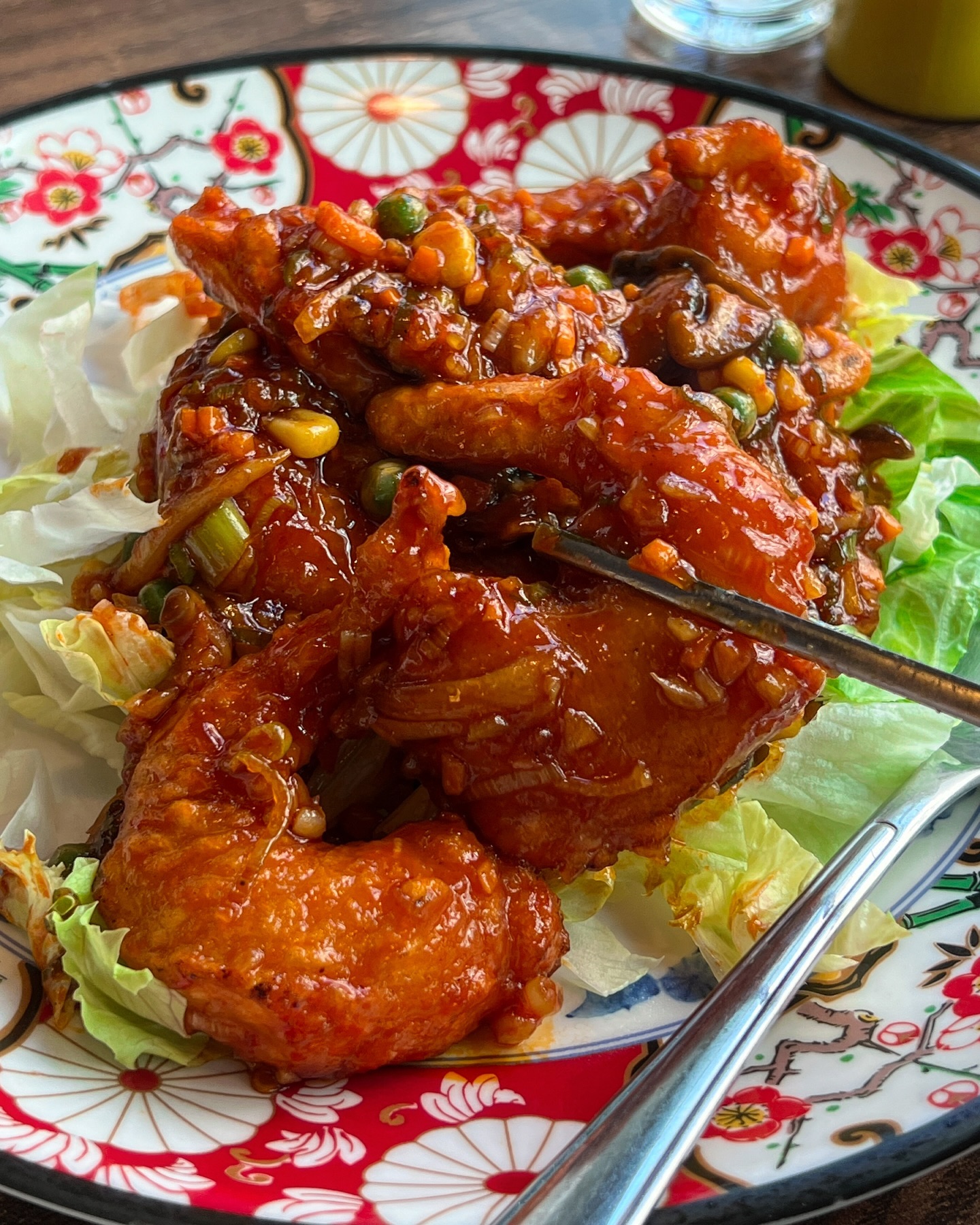 #연산동 #점심맛집 #양운반점
깔끔 + 청결 + 담백 + 정갈
요렇게 말할 수 있음!!!!!!!!!!

요리부 다 맛있어요.............ㅠ
특히 칠리새우 & 탕수육...지림댜
점심으로 딱 !!!!!!!!!!!!!!!!!!!!!!!
바로 이과두주 까고 싶었다는......
개개인마다 중국집 서탈 다르지만
여기는 중식당 너낌 비슷하게 나고
점심 때 직장인분들 진짜 많이 오심

처음 갔을 땐 면발이 너무 굵어서
내스타일 아닌가 싶었는데,,
짬뽕국물은 고기 해물 잔뜩 들어가 깊고시원
간짜장은 아주 양파 가득, 두툼한 살코기도 있고
그리고 짠게 아니라 진해요!!!!!!!!!
같이 가셨던 분들은 다 짜다 했는데
먹을수록 진하고 면발에 양념 바로 흡수
밀면집도 아닌게 육수 좋고~고명 좋고
심플 is best~~양도 넉넉하고 좋습니더

연산동에 내가 좋아하는 중국집 3군덴데
여기도 하나 추가요~!!!!!!!
여기 볶음밥도 맛있다고 하던데
담에 볶음밥 먹을예정
오늘도 배터진 점심~~빠빠222

🚩연산동_양운반점
-
-
-
#연산동맛집 #연산동밥집 #연산동맛집추천 #연산동중국집 #연산동중식당 #연산역맛집 #연제구맛집 #맛집추천 #중식당 #탕수육맛집 #간짜장맛집 #칠리새우맛집 #부산중식당 #부산중국집 #부산맛집 #부산맛집추천 #부산핫플 #부산가볼만한곳 #부산시청맛집 #kfood #koreafood