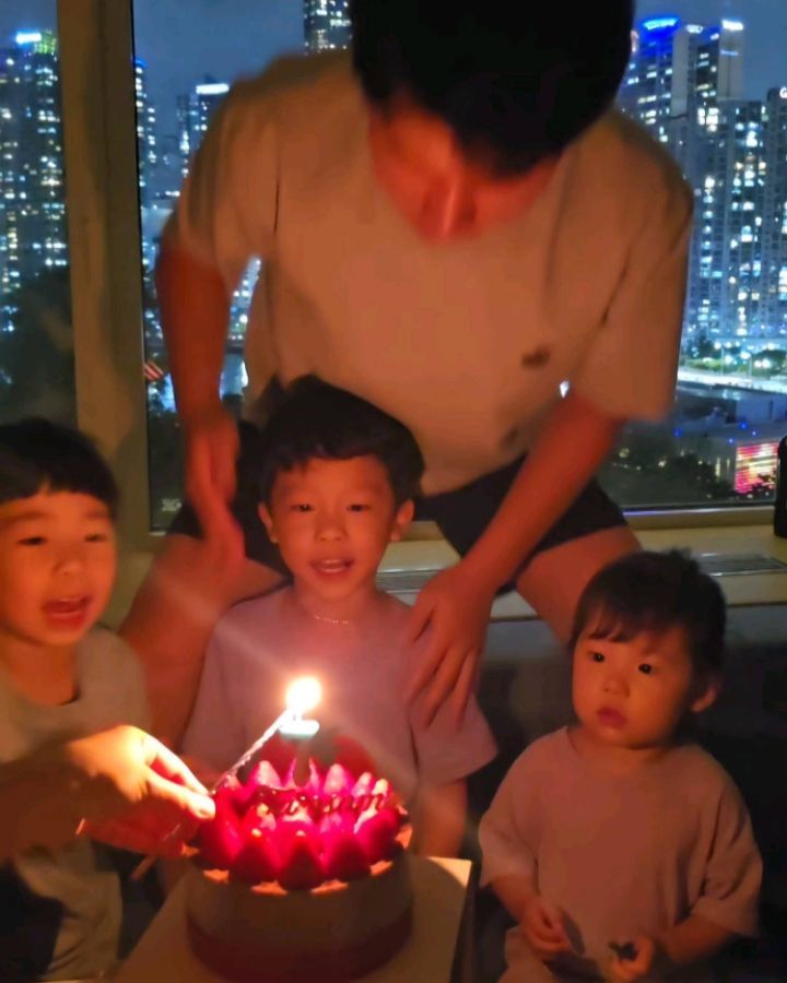 내일이 생일이지만 ♡ 
7살  너의 생일을 축하해 건후야♡
사랑하고 너무 사랑해♡