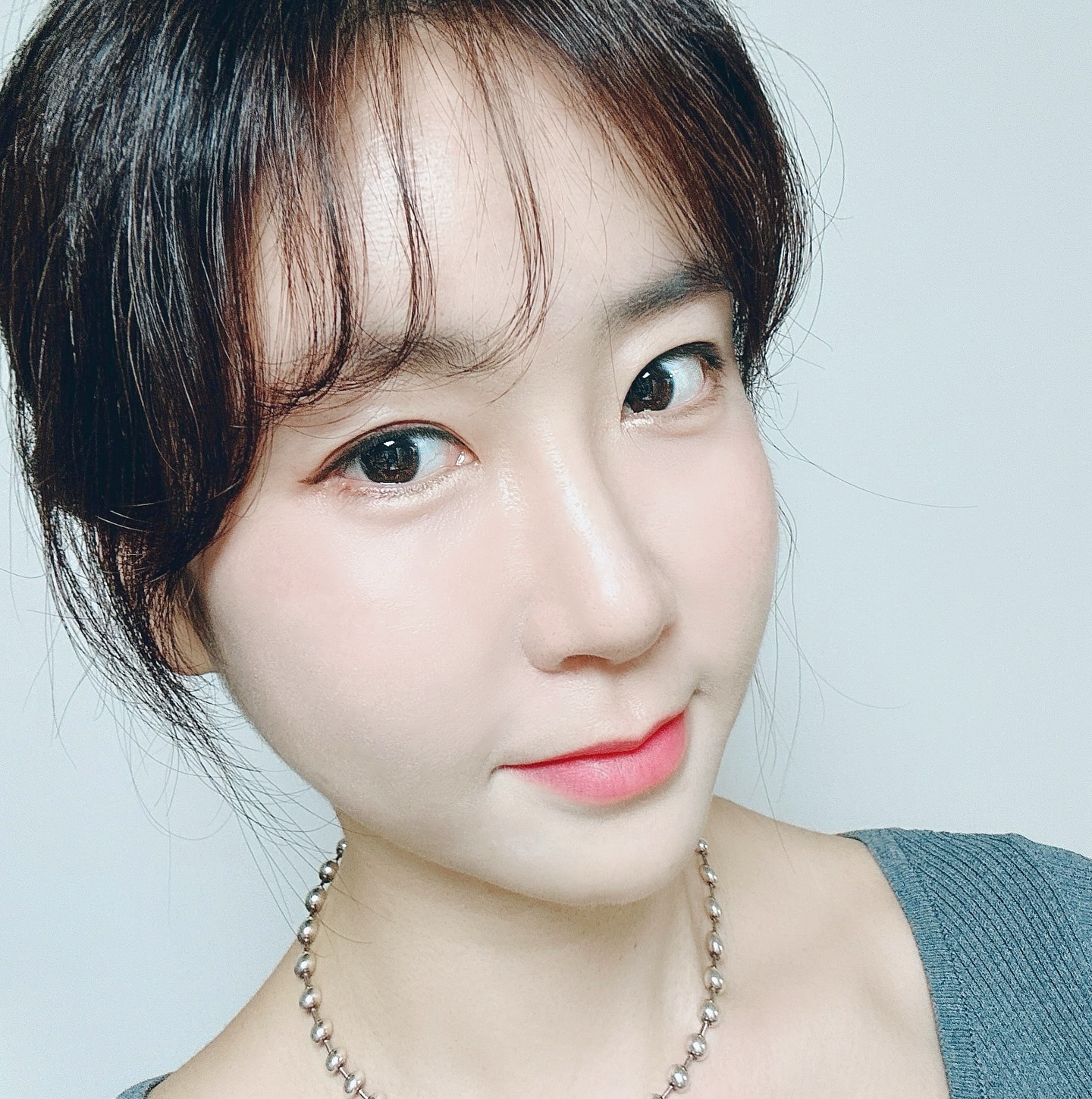 #광고 #더샘 #커버퍼펙션트리플팟컨실러

요즘 이렇게 3가지 컨실러가 자주 보여요~!!
단순 잡티뿐만아니라 톤보정, 컨투어링, 하이리이팅 등
다기능 컨실러 제품이라 회장할때 좋더라구요~!

라이크베이지- 잡티커버
라이트그린 - 붉은기 트러블 흔적커버
라이트피치 - 다크서클

올리브영 1등 컨실러로,
잡티가 비치지 않는 밀도 높은 밤 타입 텍스처에요.
커버력도 높은편이라 요즘은 이걸로 다 가린답니당~!!👍

한주 고생하셨어요~ 모두 즐주말 되세용🧡

.
.
.

#올리브영 #올영세일 #올영컨실러 #올영1등컨실러 #컨실러 #컨실러추천 #3가지컨실러