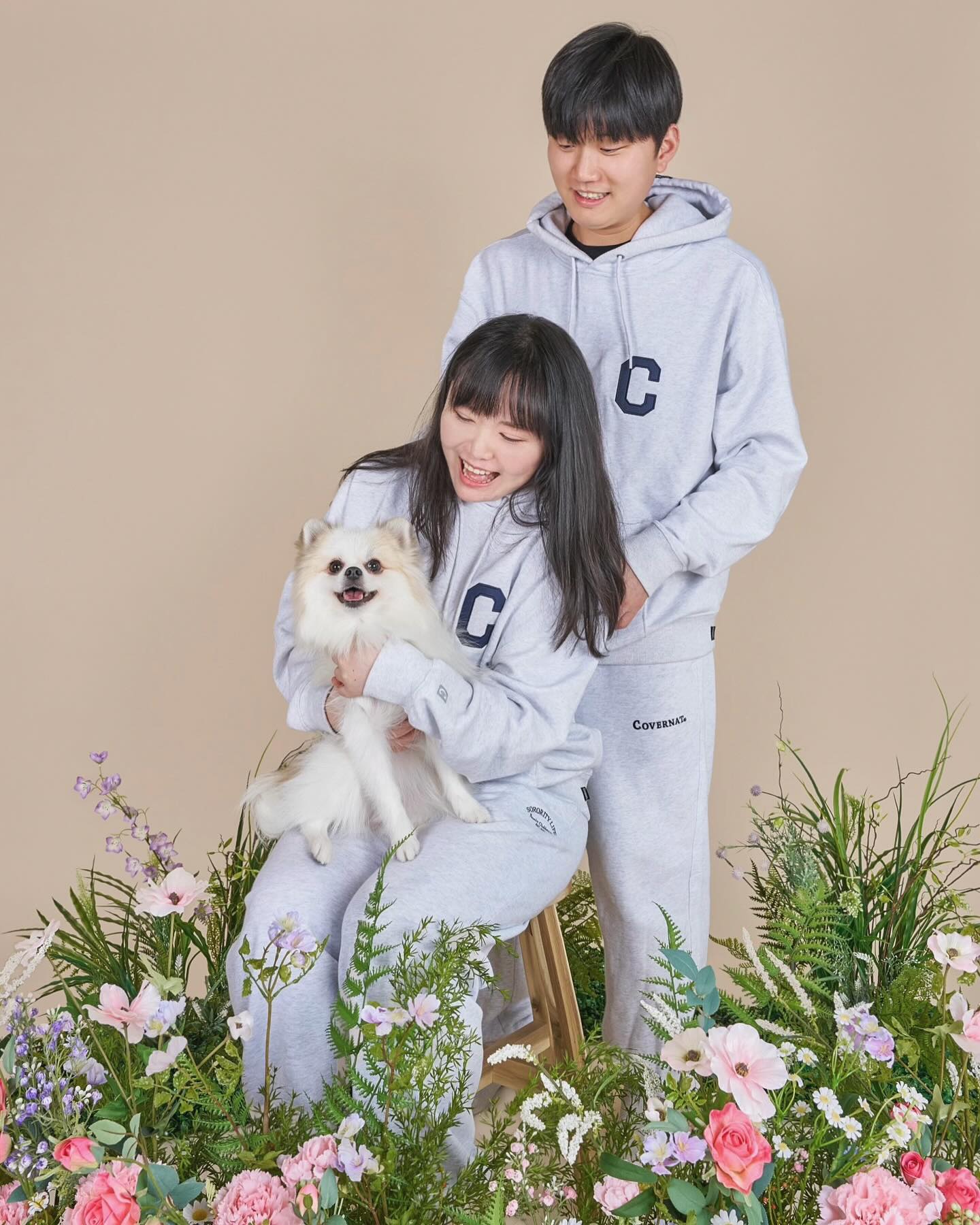 #👨‍👩‍👧

1-2 새해를 기념하며 찍어본 우리의 첫 가족사진🫶🏻
예쁜 추억 만들어주신 _studio.jellybean 사장님 최고🤍

3 엄빠 옷 사러 갔는데 왜 내옷이 갖고싶은건데😅..

4-5 성공적으로 끝난 부모님 칠순잔치👏🏻

6 아침운동은 힘들지만 재밌다(?) 갓생 가보자고🔥

7 드디어 아이폰13 탈출 ! 핑크에서 핑크로 체인지🩷

8 하나뿐인 내짝꿍, 벌써 단짝된지 9주년이라니🥹💬

9 맛있는거 먹으러 이곳저곳 돌아댕기는 꿀꿀이🐷

10 도서관에 책 빌리러 갔다가 나왔는데 하늘이 넘 예쁘자너☁️

#파주스튜디오 #파주사진관 #베이비스튜디오 #베이비사진관 #아기촬영 #아기사진관 #아기사진 #스튜디오젤리빈 #젤리빈스튜디오 #운정스튜디오 #운정사진관 #교하스튜디오 #교하사진관