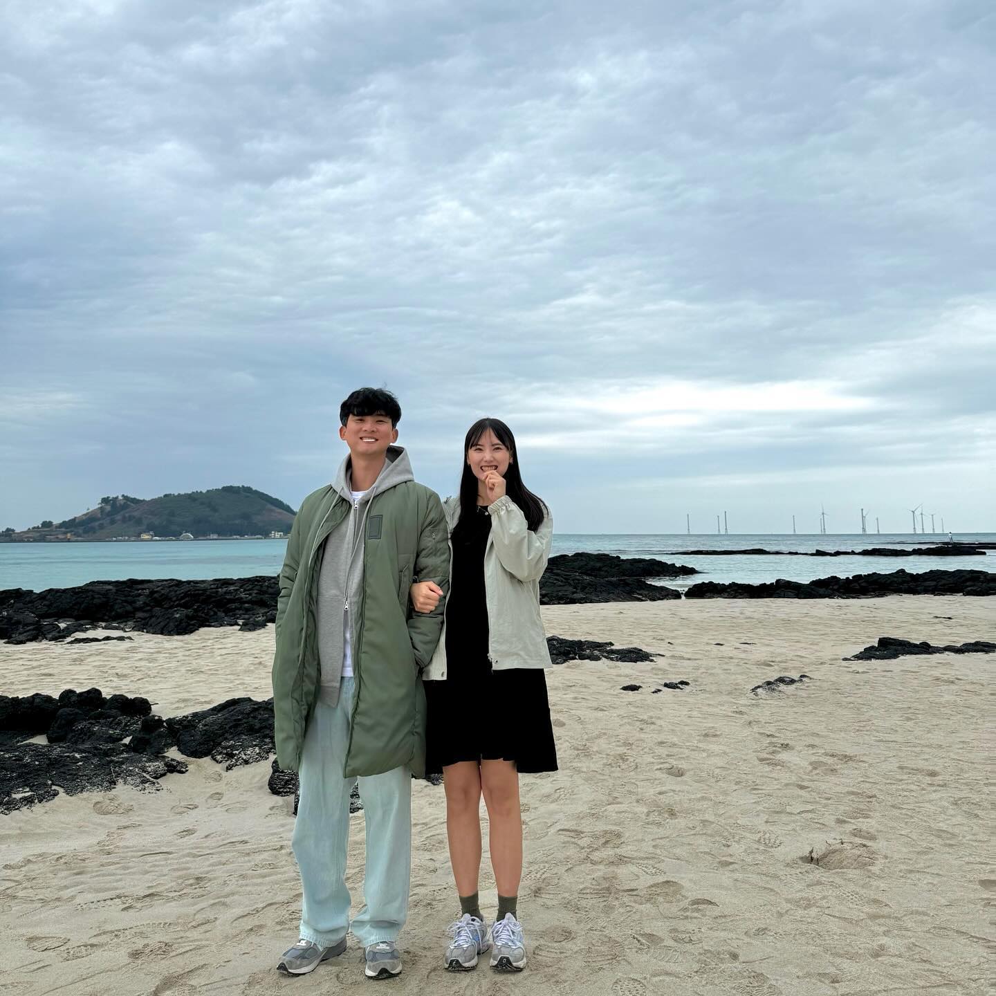 🩵

포포 미용 맡기러 애월 온 김에 협재에서 피크닉 ✨
밥 먹다가 비가 와서 우산 쓰고 먹은 것도 낭만이었댜 🫶🏻

원피스 하나만 입어도 따뜻한 거 보니 벌써 봄이더라 🌱

#26weeks #7개월임산부