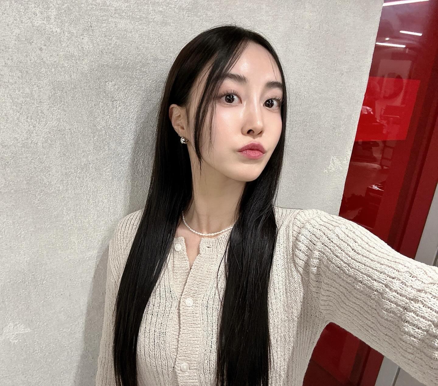 적응 안되는 나의 생머리. 빗질 잘 돼서 속 시원허다🪮🖤