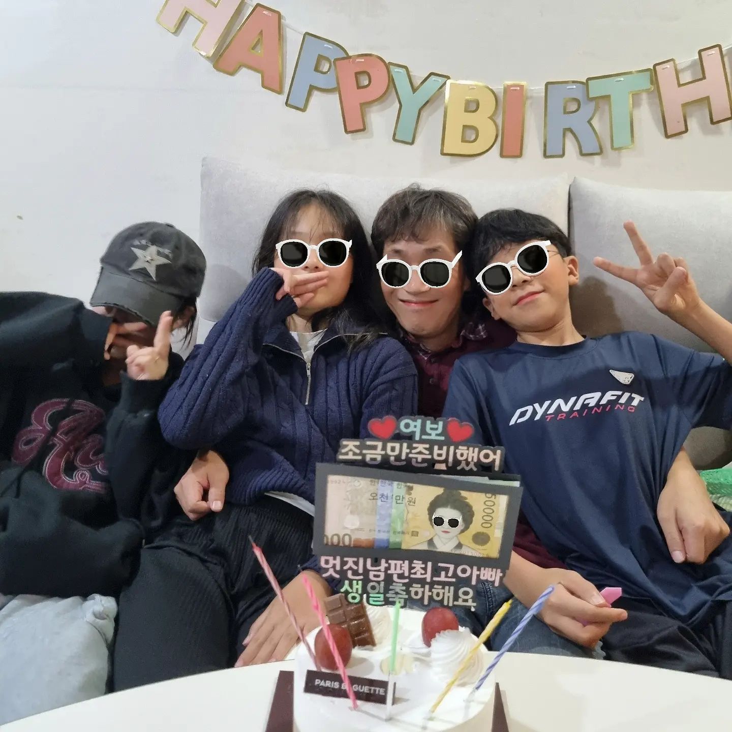 ⠀
양쪽에 줄줄이끼고 ʕ•̫͡ʕ•̫͡•ʔ•̫͡•ʔ 생파🎂
어깨가 무거운 세대주님👨
다음엔 진짜 오천만냥 준비해보겠사옵니다🤗 
⠀
#세대주님생파 #남의편생일 #다둥아빠 #생파🎂🎁🎉 
#다둥아빠생일 #아빠힘내세요💪 #생일토퍼제작 #생일토퍼 #기념일토퍼 #다둥이네 #삼남마네 aing_topper