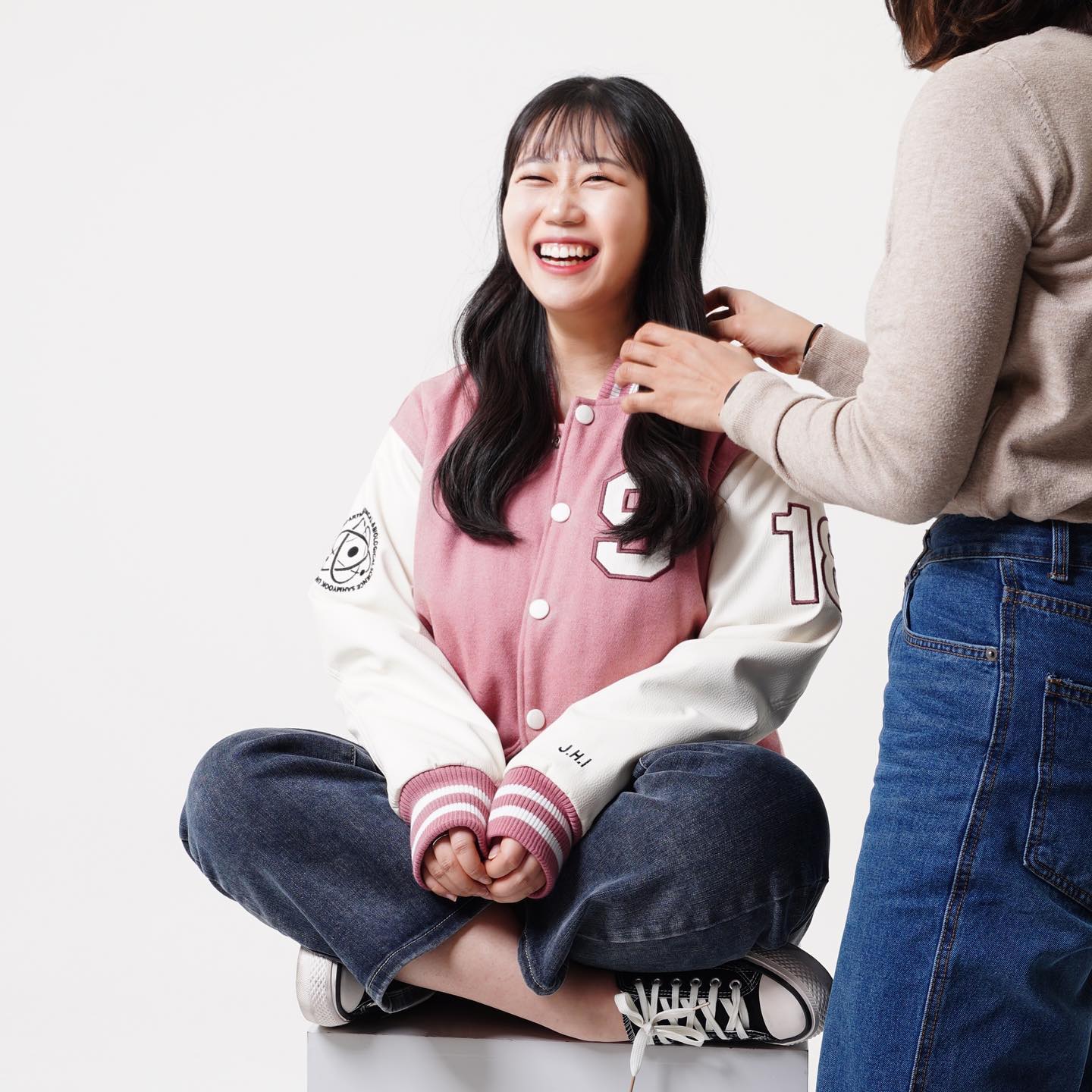⠀
이제서야 올리는 졸업 비하인드 ..!
⠀
⠀
험난했던 대학생을 거치고 졸업장을 가져갑니다 ◡̈
여전히 많이 부족한.. 말하는 감자에 불과하지만..
제가 무엇을 하든 응원해주시는 많은 분들 덕분에 두려움보다 설렘이 더 가득한 것 같습니다.
⠀
좋은 날에 함께 해주시고 축하해 주신 모든 분들께 정말 감사드립니다.
더 멋진 어른이 되어 보답할게요 ❤️
⠀
#척척학사
⠀
⠀