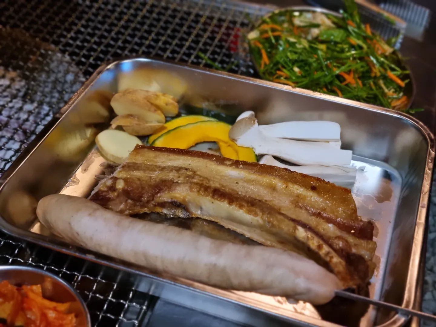 #협찬

부산 강서구 명지에 산지 어언 5년차인데도 모르는 맛집이 이렇게 많았다니...먼지 한가득 있는 곳에서 잠깐 알바하고 와서 목에 낀 먼지 벗겨낸다며 찾아간 #녹슨드럼통 이길이 맞나 싶을 정도로 어두컴컴하고 한적한 #논뷰 만 한가득있다가 갑자기 뿅😲

또 우리만 몰랐지?? 매장에 들어갔더니 사람들이 가득 가득한 곳!

뼈삼겹 바베큐 최고 개발한 강서에서 꽤 오래되고 유명한 맛집인데 왜 이제야 알았을까 싶을 정도로 너무나 맛있게 먹고 왔어요.

미송장작으로 초벌한 6개월 미만의 암퇘지구이 전문점으로 사장님이 직접 만든 #수제소시지 도 육즙 가득 완전 꿀맛👍

장작에 초벌되어 나와서 은은한 숯향, 불향에 질기지 않고 부드러운 육질이라 남녀노소 모두 맛있게 냠냠 먹을 수 있어요. 시골 밥상 같은 된장찌개가 또 완전 별미인 곳이랍니다

⛺️ 부산 강서구 경전철로 233-2
🚗 가게 앞 주차 가능
☎️ 051-973-8900

#공항근처맛집 #대저생태공원 #숨은맛집 #뼈삼겸바베큐최초개발집 #20년전통의찐돼지바베큐맛집 #직접숯제조 #야외바베큐 #부산맛집 #부산강서맛집
