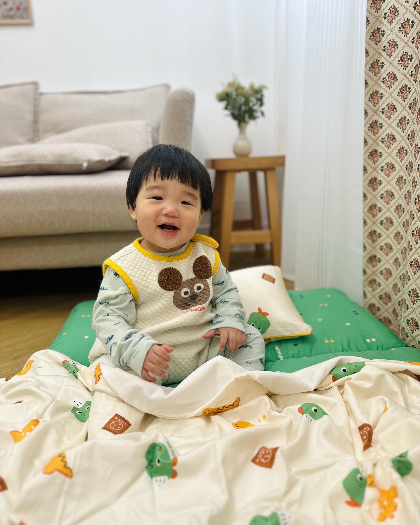 #협찬 

무무슈 베이커리 모달 낮잠이불 세트ෆ

지호는 이제 3월이면 어린이집 입소 예정인데요,
어린이집 입소시 필요한 준비물이 여러개가 있는데 
그중에서도 제일 중요한것이 낮잠이불인것 같더라구요.

아이에게 직접 닿는 제품이니 소재도 좋아야하고,
사계절 사용이 가능해야하고 포근하고 부드러워야하는데
무무슈 낮잠이불은 이 모든것들을 다 충족하는 어린이집 
낮잠이불로 제격인 제품이랍니다.

색감도 너무 예쁘고 디자인도 너무 귀여워서 
한눈에 반해버렸지 뭐에요🦖💚

➰부드러운 모달로 등 배김 없이 편안함
➰따로 커버 분리 없이 자체 세탁 가능
➰모달과 면 혼방 소재로 먼지날림과 보풀발생을 최소화
➰사계절 내내 사용하기 좋은 포근한 낮잠이불

엄마품처럼 따뜻하고 편안한 잠자리를 만들어주는 
무무슈 베이커리 낮잠이불ෆ
지호 어린이집 졸업할때까지 오랫동안 쭉 사용해야겠어요.

🏷️ 𝚃𝚑𝚊𝚗𝚔𝚜 𝚝𝚘 moumouchou.official

#어린이집낮잠이불 #어린이집낮잠이불추천 
#낮잠이불추천#아기낮잠이불 #아기낮잠이불세트 
#무무슈#무무슈낮잠이불#유아침구#아기블랭킷