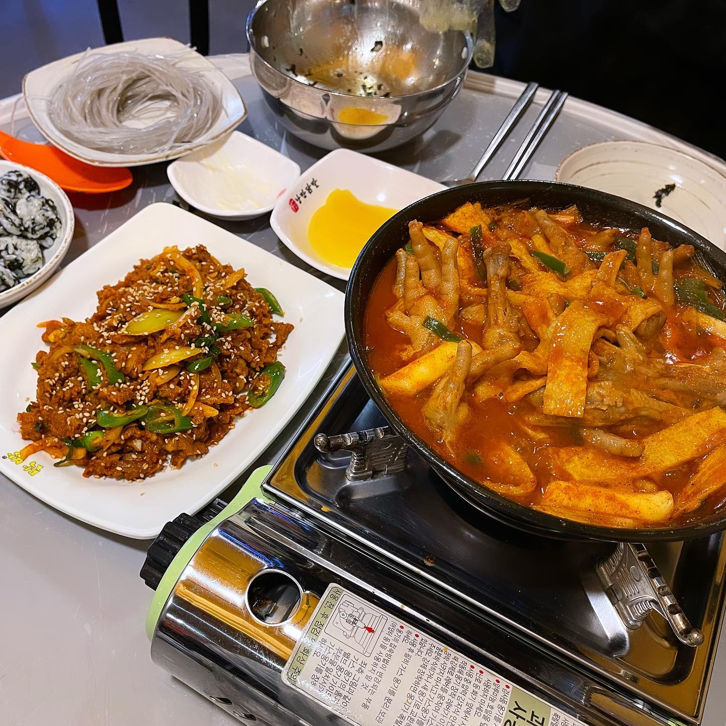 #국물닭발 #오돌뼈 뿌시기 🐔👊

다이어트 해야되니까
술은 안먹고 안주만 먹는다🤣

진짜 안먹을려고했는데,
배가 왜이렇게 고파,
배고프니까 기분이 안좋고😔

모르겠다 그냥 주문🤣

#낭만닭발월피점
#닭발은사랑입니다
닭발은 콜라겐 #콜라겐은살안쪄 😋

이렇게 먹으니까
포도도도동 살이 올랐지🤭

인바디에 올라가기가 무섭🫣

다이어트해야되는데
#왜이렇게맛있는게많은거야