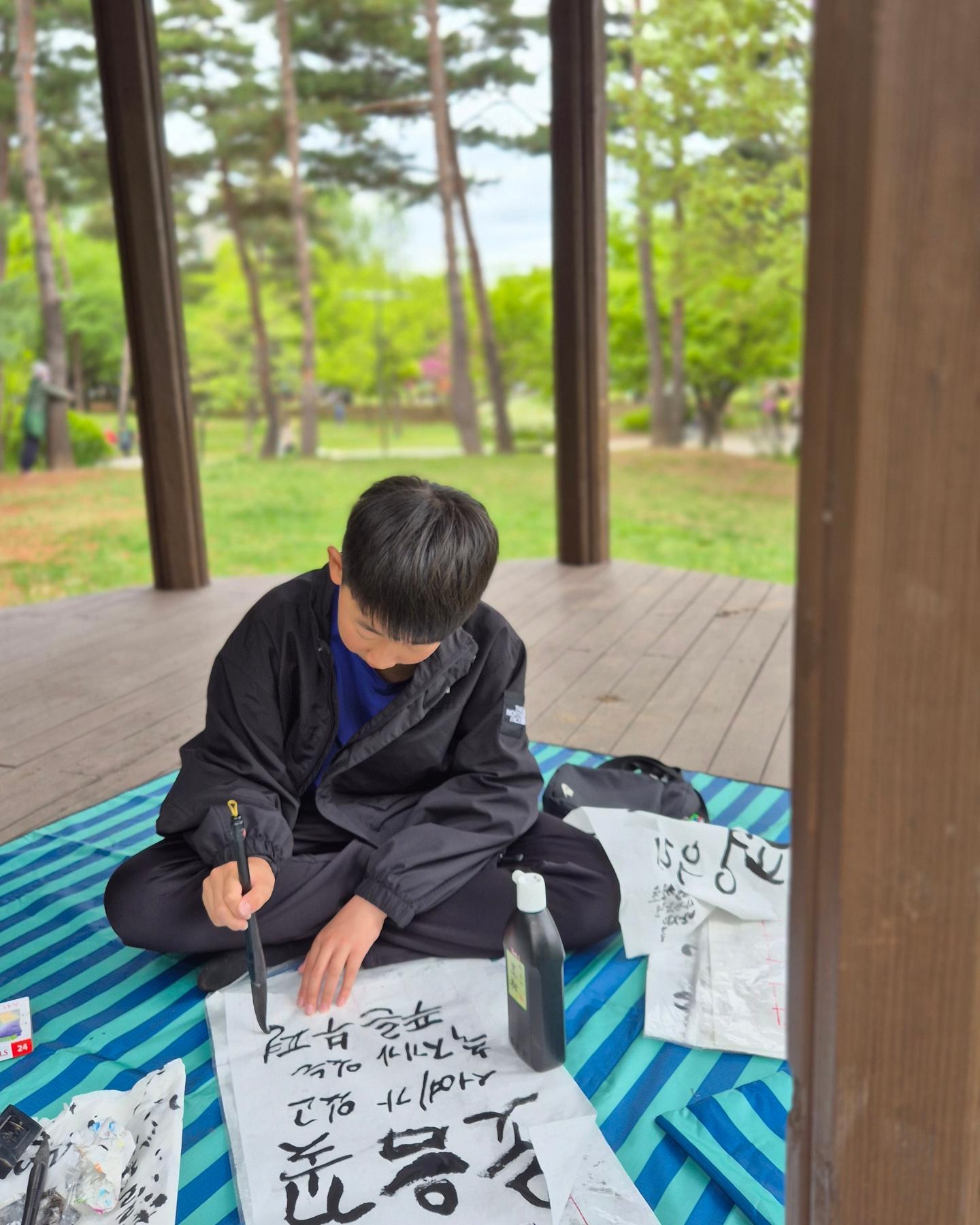 제8회 부평예술제가 부평공원에서 열렸어요.
서예와 캘리그라피를 멋지게 완성하고
공원 나들이,
체험부스, 공연,
축제 분위기 가득해 더 즐거운 주말

#부평예술제
#부평공원 #휘호대회 #캘리그라피 
#푸른부평어린이그림그리기대회 #푸른부평