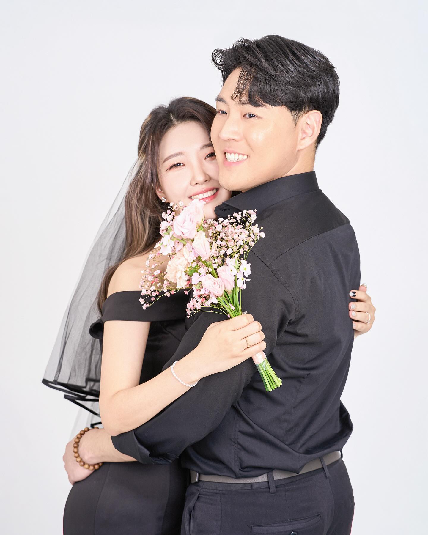 실내 웨딩촬영도 할때마다 느낌이 다른 것..!

.
.

͙⁺˚*･༓☾　　☽༓･*˚⁺‧͙
결혼준비는 다이렉트 결혼준비 direct.wedding

추천인코드 : ❤️‍🔥 [ 오구커플 ] ❤️‍🔥
: 최초가입시 입력하시면 3만원 현금적립💸
: 스드메 및 혼구용품 구매시 포인트로 사용 가능👍🏻

.
👰🏻‍♀️🤵🏻
🌹캐쉬백 받고 포인트 모아서 스드메 0원
🌹합리적인 가격과 가성비 좋은 제휴업체
🌹든든한 비동행 플래너 
🌹하나뿐인 나만의 결혼 준비

#다이렉트결혼준비 #다이렉트웨딩 #결혼준비 #웨딩준비 #실내웨딩 #스튜디오촬영 #웨딩촬영