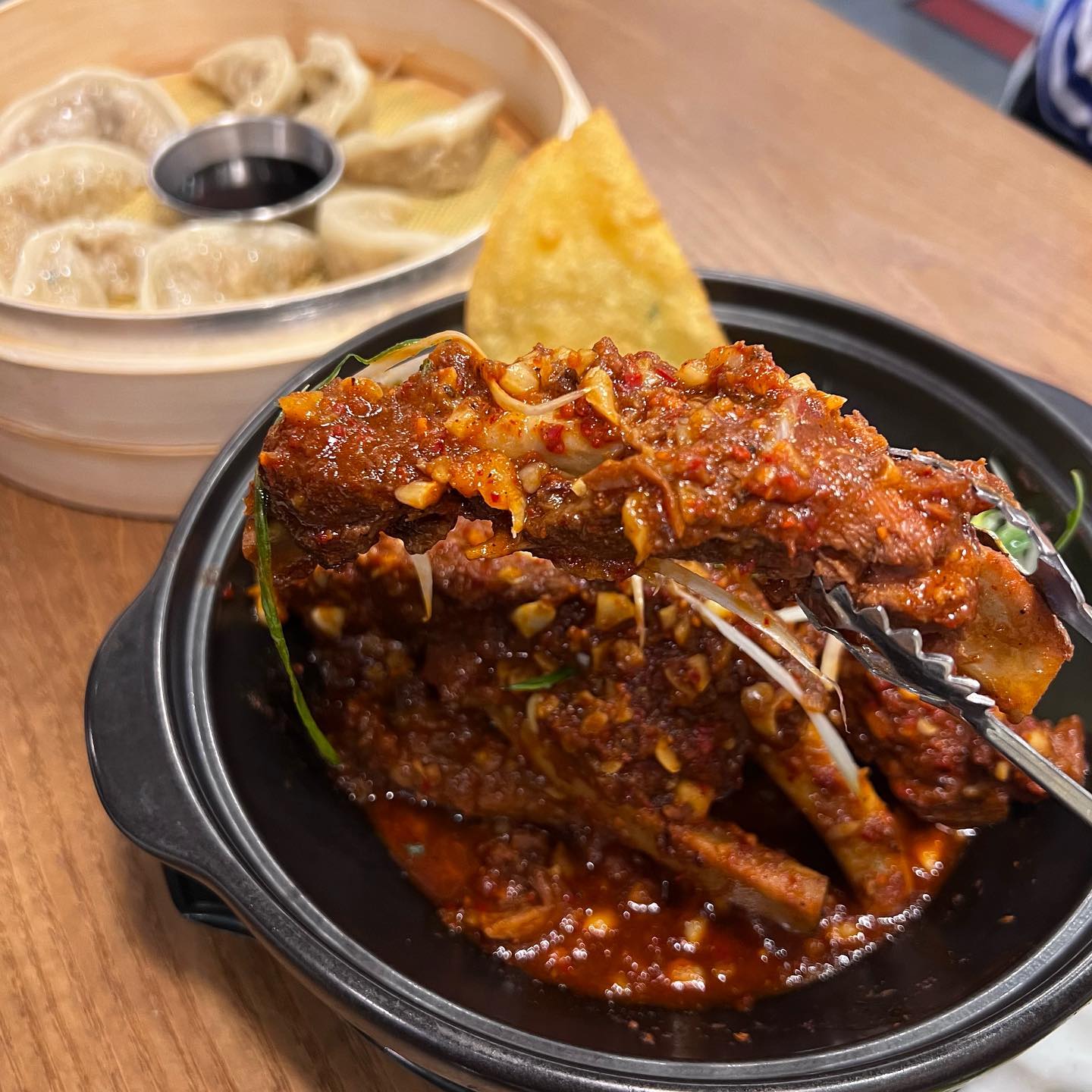 오랜만에 거송갈비찜💚
쭈니 태어나기전엔 자주 먹으러 갔던 거송갈비찜 오랜만에 매장가서 밥 먹었지요. 열심히 돼지갈비 쌈싸먹고 밥까지 비벼먹으니 완전 배터짐요… 🐷 아들 쭈니는 갈비만두 시켜줬더니 신나게 먹네요! 아이와 함께 방문한다면 갈비만두 추천해요! ㅋㅋㅋㅋㅋㅋ

#거송갈비찜연경점#거송돼지갈비찜#갈비만두