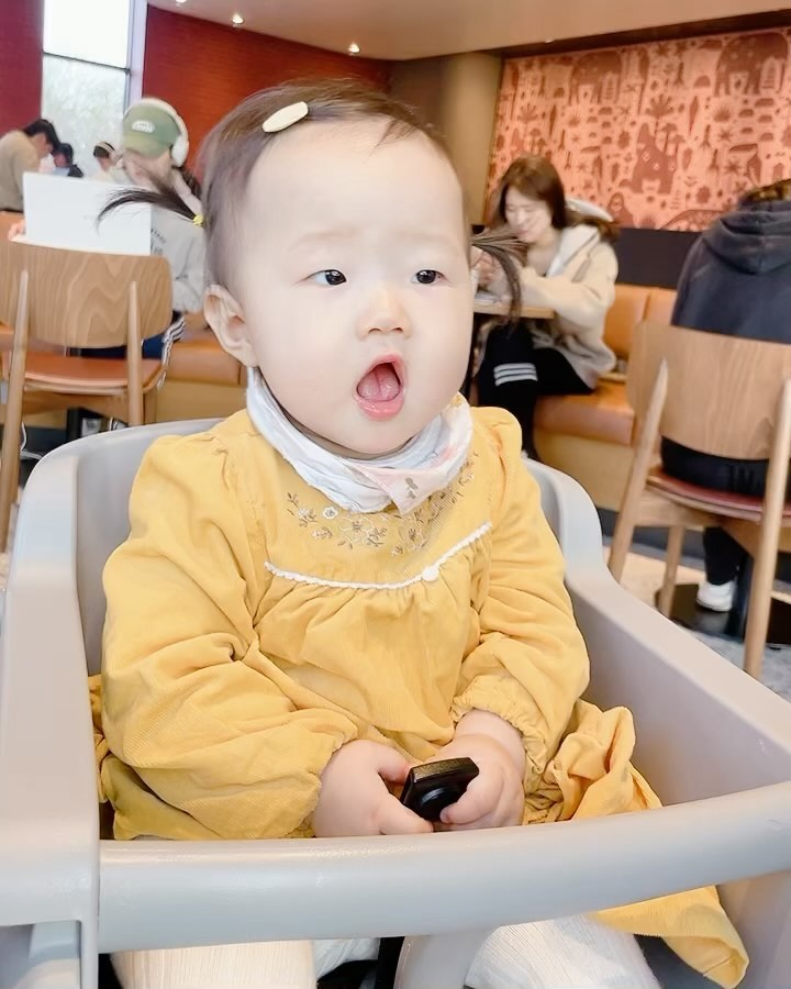ceenceen_ 유디니 이몽 꼬까 고마워용💕
헤어밴드까지 완전체 외출 해또용

오늘 쿵 부딪쳐서서 피가줄줄줄😢

꼬까에 피가묻었지만 엄마가 열심히 빨아볼게
하루종일 메롱메롱 하며 아빠만 부르는 우리채아
오늘도 사랑스럽다🧡💛❤️