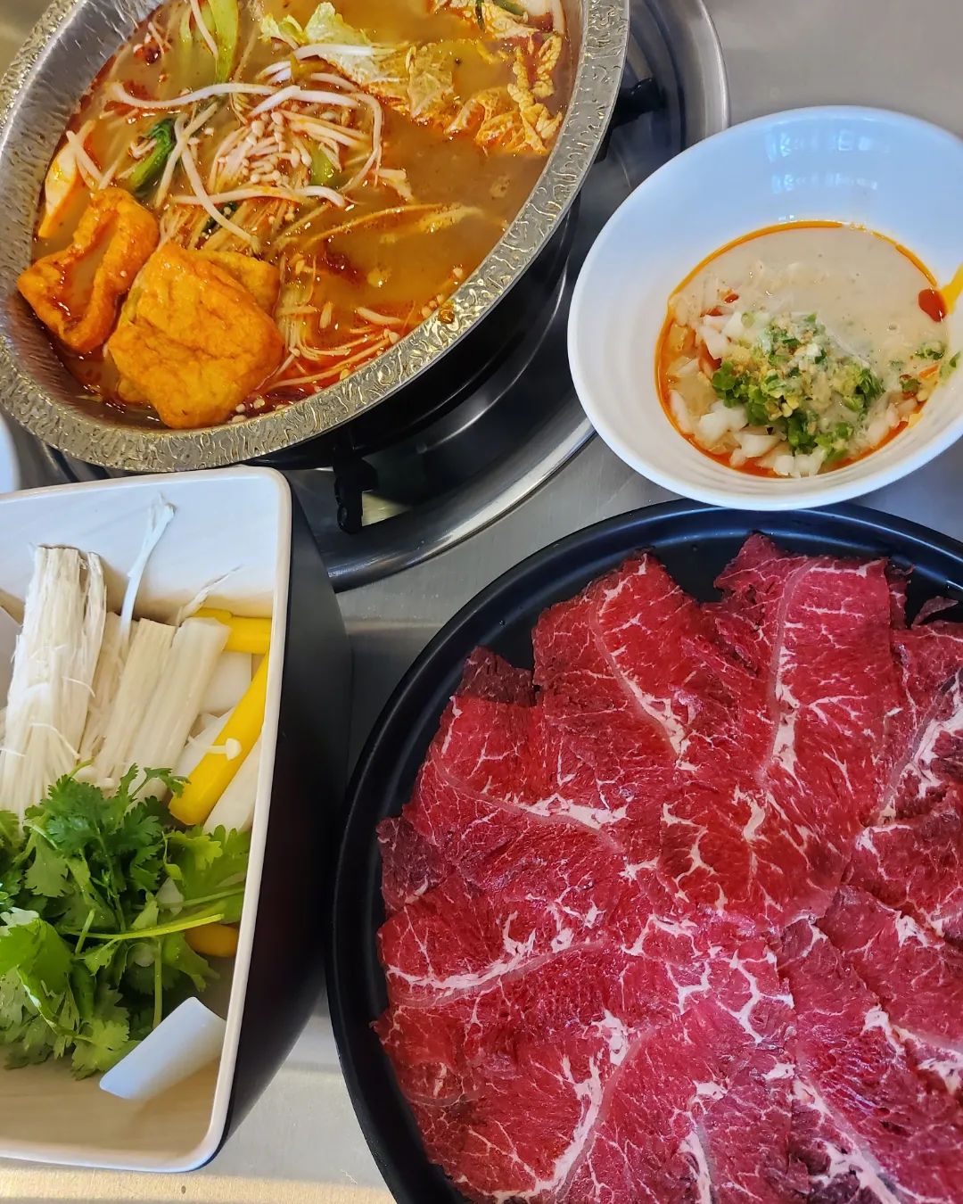 🍂 가을 이벤트! 츄어모어치의 특별한 훠궈 경험 🍂

안녕하세요. 가을의 찬 바람이 느껴지는 요즘, 서면 전포에 위치한 훠궈 전문점 츄어모어치를 다녀왔습니다. 9월 한정 이벤트로 테이블당 1인 무료 혜택에 생맥주까지 무제한 5,900원이라니, 정말 놓칠 수 없는 기회죠! 🥳

이벤트 기간: 2024년 9월 30일까지 (테이블당 1인 무료)

이곳의 매력은 한중일 세 가지 스타일의 육수를 선택할 수 있다는 점입니다. 1인 16,000원에 하이디라오급 훠궈를 무한리필로 즐길 수 있다니, 감동이네요! 😍 고기의 퀄리티도 뛰어나고, 각종 소스를 직접 만들어 먹는 재미도 쏠쏠합니다.

츄어모어치라는 이름은 '엄지를 치켜세우다'라는 뜻이라고 해요. 그 의미처럼, 맛에 감탄하지 않을 수 없었습니다! 옆구리가 시리지 않게 소중한 사람과 함께 이 특별한 훠궈를 즐겨보세요.

📍 서면 츄어모어치

주소: 부산 부산진구 서전로 38 1층 101호
이용시간: 11:00 ~ 22:30 (연중무휴)
전화: 0507-1385-3870
.
.
#츄어모어치 #서면훠궈 #서면맛집 #가을이벤트 #리뷰노트 #협찬 #서면점심 #서면핫플 

가을의 외로움을 이 훠궈로 따뜻하게 위로받아보세요! 🌟