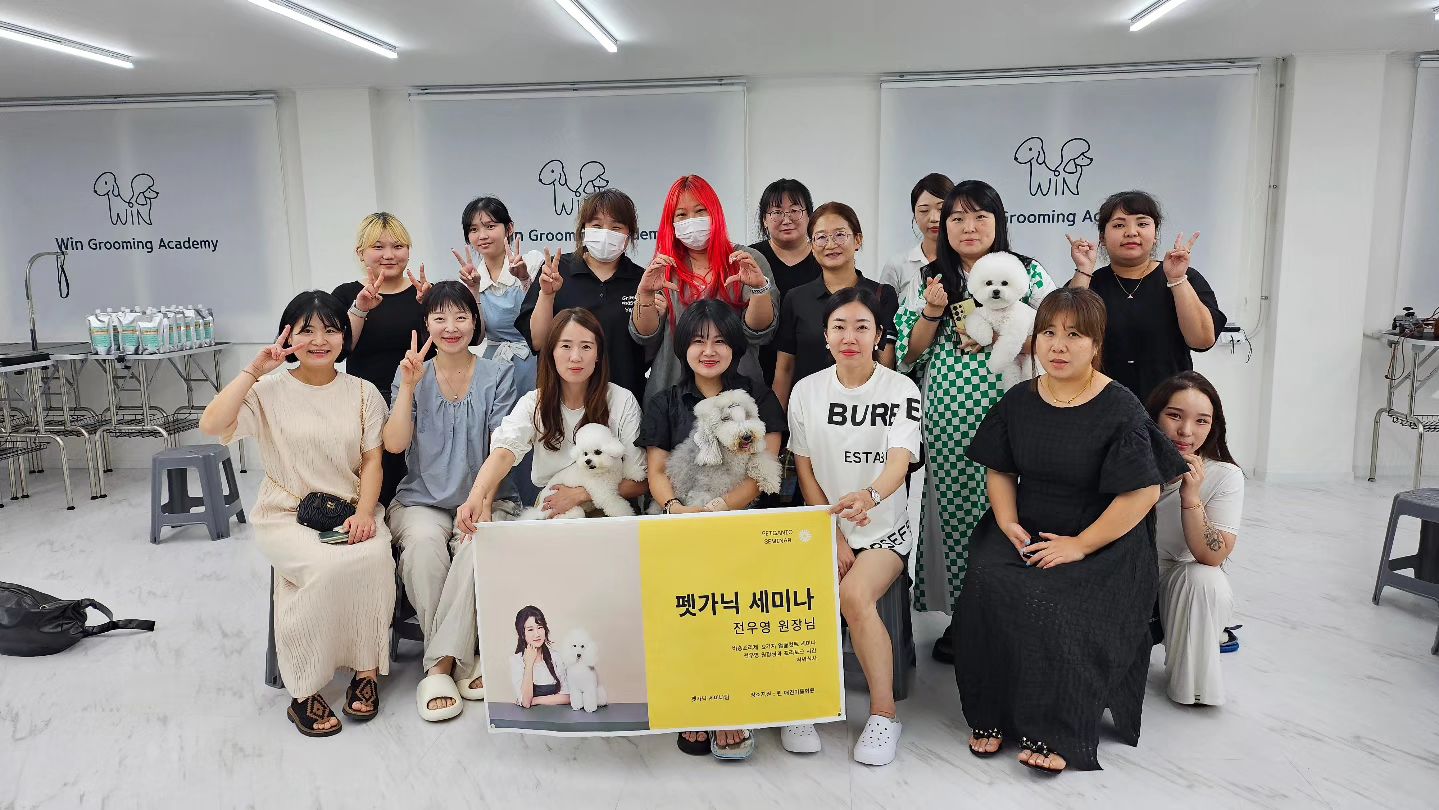 이렇게 나는 또, 한가지를 배워간다❤️

이렇게, 틈나는데로 세미나를 듣고 다니는건
각 원장님마다 스타일도 틀리시기도 하고
마인드도 배워가며,
한층 발전하고싶어서,
요즘 슬럼프에 빠져 기운없었는데,
이렇게 한번씩 나가니
동종 업계분들 만나 이얘기 저얘기 들으며
힐링도되고, 
동기부여도 받고,
기회만되면, 온라인이든 오프라인이든
다 보고 다 가고싶네//
나는 언제 실력이 늘지?🤣🤣
항상 그자리인거 같아서
고민이 많다😂 다시,노력해보자

벌려놓은일은 많고 수습하다가 지치고~반복..
그래도, 힘내서 , 버텨보자😊

오늘 너무너무 즐거웠어요❤️
또, 자리 마련해주세용
petganicscissors
또, 만날날을 기약하며
감사합니당❤️
honeypetsalon
