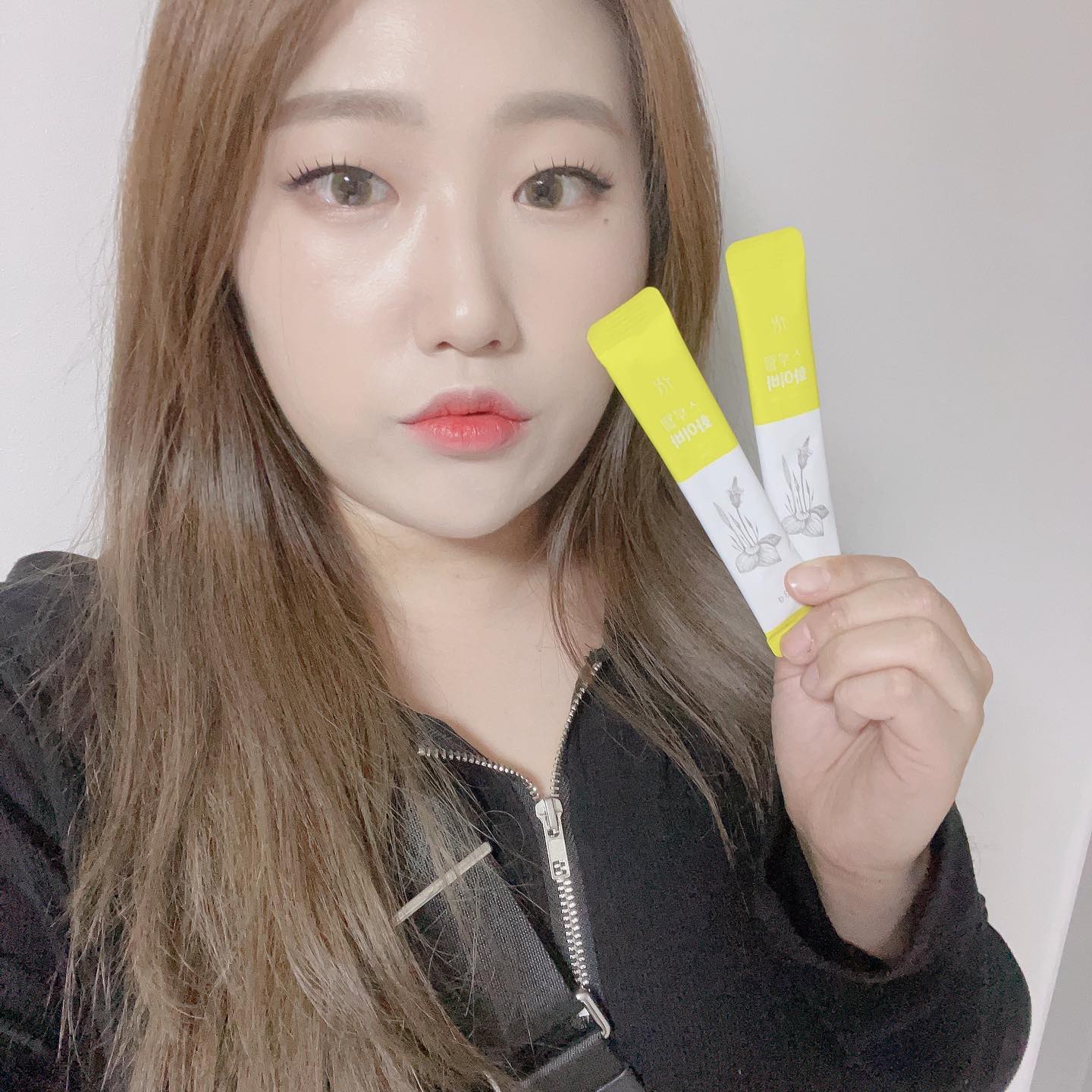 #협찬 #제품제공 #스루웰화이바
.
풍부한 식이섬유가 들어있는 상큼한 레몬맛 스루웰화이바🍋
.
무거운 음식을 먹어도 소화가 잘 되어 몸이 가볍답니당 ღ’ᴗ‘ღ 
.
동글동글한 환 형태로 되어있어 섭취하기에도 간편해요

#효소 #효소다이어트 #차전자피식이섬유 #차전자피분말 #식이섬유효소 #변비효소 #다이어트효소 #속이편한 #다이어터 #운동 #헬스 #운동하는여자 #운동소통 #블로거 #인플루언서 #셀피 #ootd #셀스타그램 #좋반 #선팔하면맞팔