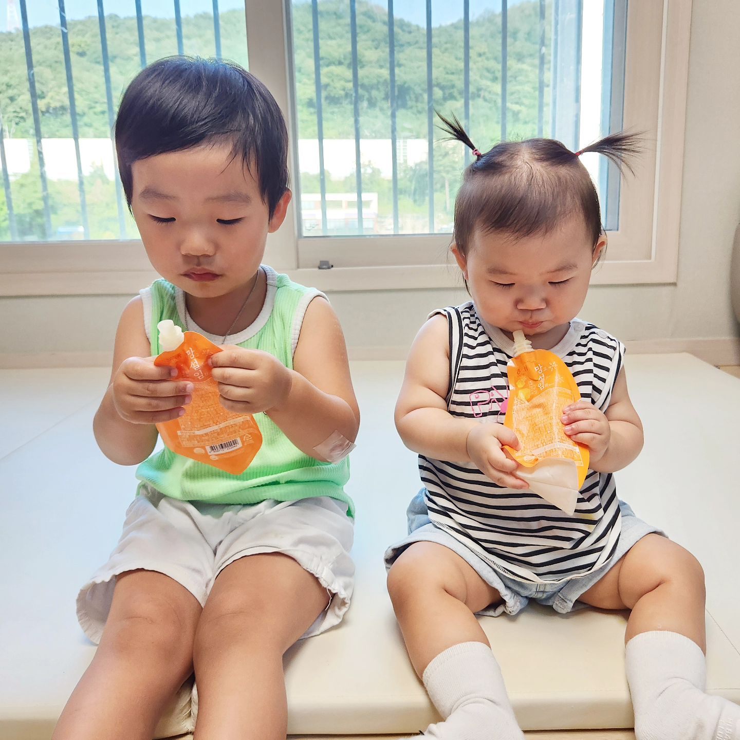 아이스크림도 사이좋게 하나씩🍦🤍
한 명만 사주면 전쟁 남 😮‍💨