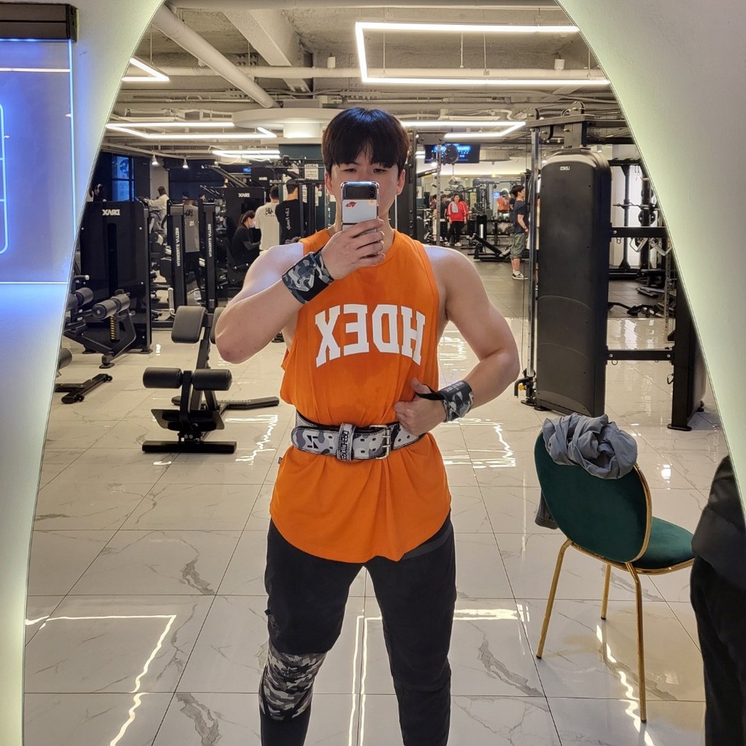 💪🤪✌ 탱하

(인스타 업로드 오류 개빡친다......)

오늘부터 다시 빡세게 운동하기로 마음먹었어요!!
왜냐하면 4월에 바프(?)를 찍기로 했어요!!

먹탱이로 알고 계시는분들 있어서....저도 먹는게 너무 좋아서 걱정이긴한데
딱 4월까지만 열심히 해보려고합니다 ㅎㅎㅎ

운동도 다시 텐션올리고 인스타 활동도 열심히 하겠습니다^.^
대신에 이제...음식사진이 좀 뜸할거에요 ㅠㅠ 가끔 배고플때 사진첩에 있는거 올릴예정....

♨️헬탱이의 어깨운동 루틴♨️

- 유산소 10분
- 사레레 100개 ( 가벼운무게로 어깨 텐션올려주면서 어깨 열올리4기 )
- 오버 헤드 프레스 5set
- 스미스머신 숄더프레스 5set
- 덤벨 숄더프레스 5set
- 덤벨 프레스 머신 3set ( 가벼운무게로 텐션빠르게 혈류 쫙쫙 끌어주기 )
- 사레레 4set
- 유산소 20분

얘는 왜 프레스만해? 라고 하시겠지만...오늘은 그냥 밀고싶은 날입니다^^
후면도 전면도 원래 골고루 해주고있어요!! 

다시 먹탱이가 아닌 헬탱이 모드로 돌입하겠습니다~~ ㅎㅎ

아 낙지호롱이 저거 맛있는데 먹고싶.....아 아니다 ㅎㅎ
.
.
.
#운동 #운동하는남자 #운동하는직장인 #health #헬스 #헬린이 #헬린이 #일상 #바프 #바디프로필 #몸매 
.
#음식 #food #foodstagram #헬탱이 #먹탱이 #소통 #선팔 #맞팔 #먹스타그램 #맛스타그램 #맛집 #팔로우 #follow #f4f