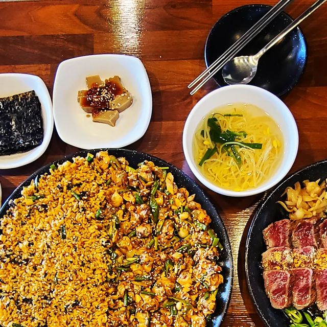 Lim J.Y on Instagram: "강릉 로컬 맛집 #콩새야 꼬막비빔밥은 여러번 먹어봤지만 여기만큼 고소한 참기름향이 나는 곳이 없었음! 거기에 한우타다끼는 말이 필요없음! 주차만 빼고 음식은 정말