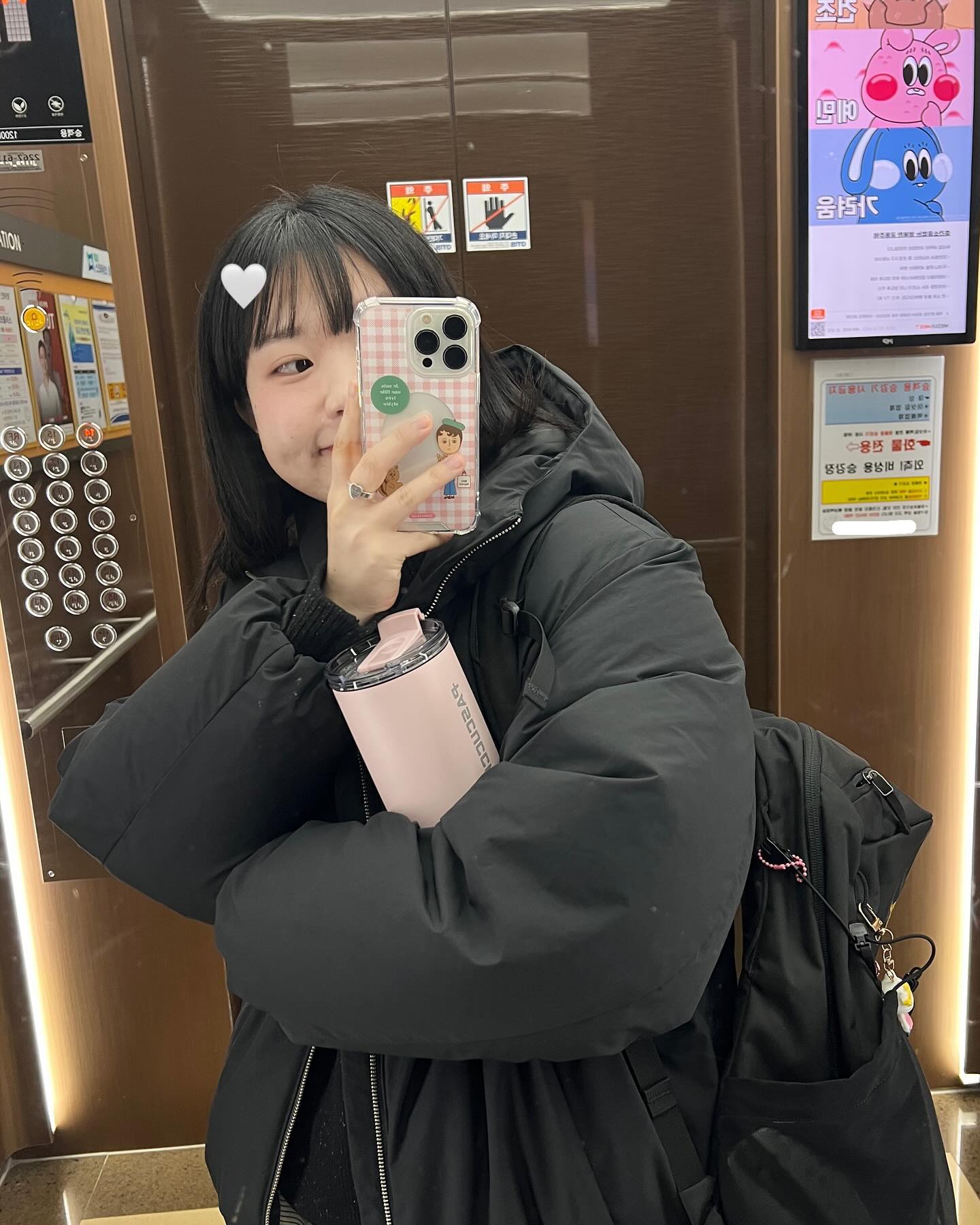 사진 속 공통된것을 찾아보시오 •• 🤍🩷
힌트 : 너무 쉬움🤭

- ** flexing_official *~~

#플렉싱 #flexing #폰케이스 #폰케이스추천 #폰케이스쇼핑몰 #아이폰 #아이폰케이스 #케이스쇼핑몰 #케이스추천 #봄케이스 #거울샷