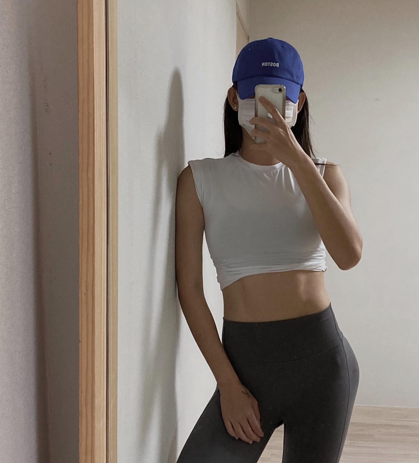 바프 찍고 2년 반, 정말 열심히 먹고 또 먹었다.
힘들게 뺀 만큼 요요없이 잘 관리해야지 했던 나 였는데
‘이 정도는 괜찮아‘ 자기합리화를 시작으로
어느순간 모든게 당연시가 되어버려
결국 나도 요요를 피해갈 수 없었다. 
(사실 지금껏 먹은걸 보면 요요고 뭐고 생각없이
정말 프리하게 방치시켰다가 맞는 말 같지만,,😂)

그 어떤 모습이어도 나를 사랑하고, 아끼고,
원래 행복한만큼 몸도 풍요로워진다고 하지만
이젠 건강을 위해 다시 채찍을 들기로 했다.

입던 옷들이 점점 작아져 안 맞고
옷을 입어도 핏이 안 사는 요즘,, 
이렇게 살찌게 만든 내 자신이 조금 원망스러워
자책하고 한숨이 푹푹 내셔지지만,

늘씬하고 탄탄했던 지난날의 나도,
계속 몸무게를 갱신하며
사이즈가 커져가는 지금의 나도,
중요한건 모두 나 자신이라는것 😀

예나 지금이나 건강한 생각과 온전한 마음이
바탕이되어야 뭐든 할수있단 생각에 
조급해하지않고 천천히 해보려고 한다.

slowly and steady ,,,🍀

#추억팔이 #다시돌아갈래 #마름탄탄 #다이어터 #다이어터소통 #다이어터그램 #운동하는여자 #운동하는남자 #소통해요 #좋아요 #좋반 #데일리그램 #일상그램