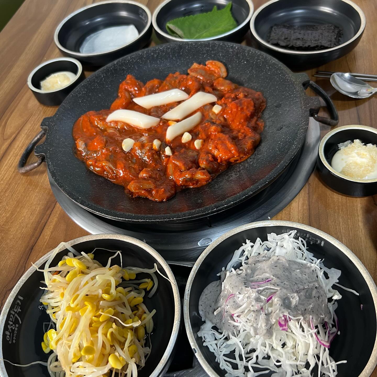 #협찬 #안성깍두기
여기는 쭈꾸미집이에요🥰
맛집이라그런지 이미 가맹점이 여기저기 있더라구요ㅎㅎ

최근에 집근처에서 쭈꾸미를 먹었는데
여기가 백배 천배는 맛있어요!!😍

원래 매운집이어서 맵찔이는 못갔는데, 
순한맛이 새로 나와서 주문해봤어요!
첫맛은 하나도 안맵구요
다 먹어갈때쯤에 매콤하게 올라와요

제가 진짜 맵찔인데,
주먹밥에 국물 흠뻑 찍어서 완전 맛잇게 잘먹었어요!!🤗

3시부터 브레이크타임인데 2시 반까지도 사람이 끊임없이 들어오더라구요!
다들 빨리 먹고 가시겠다고 ㅎㅎ

요기 쭈꾸미 진짜 맛있어서 추천드려요 !
포장하면 저렴한데 양도 더 많아요😋
#찐맛집

📍 경기 안성시 중앙로 449 (봉남동) 안성깍두기

#안성맛집 #안성쭈꾸미맛집 #안성시내맛집 #안성회식장소추천