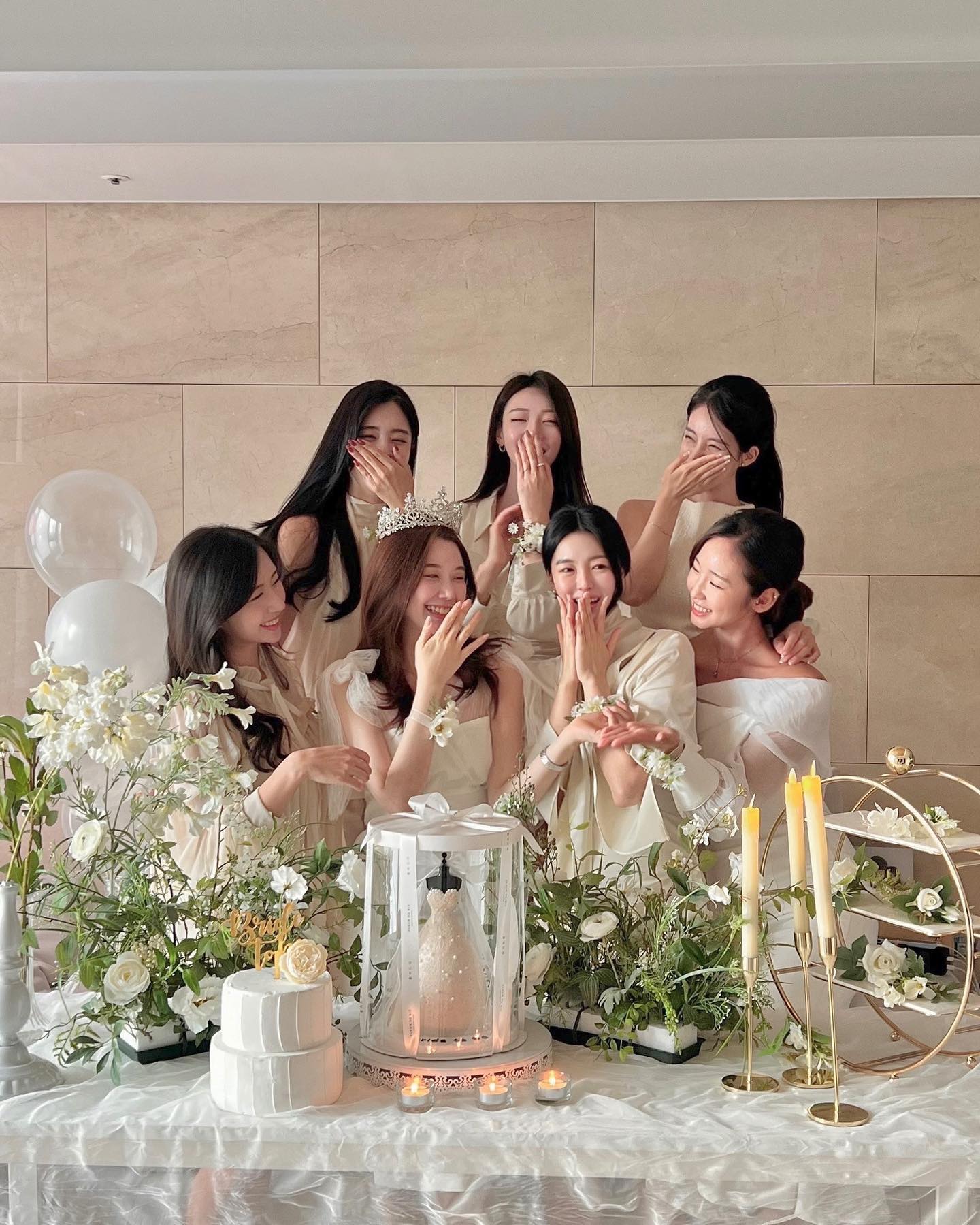 서프라이즈 브라이덜샤워👰🏻‍♀️
집에서 다들 몰래 준비하느라 고생 많았엉😭 
밖에서 만나고 집으로 가자 했는데 집에 안들어 가겠다 해서 
다들 난감하게 만들었다죵ㅎㅎㅎ😂
다들 울음바다여서 웃기고 감동먹고♥️ 
예쁘게 꾸며줘서 진짜 너무 고마워 내사랑들 💎

#브라이덜샤워 #예신스타그램 #11월신부