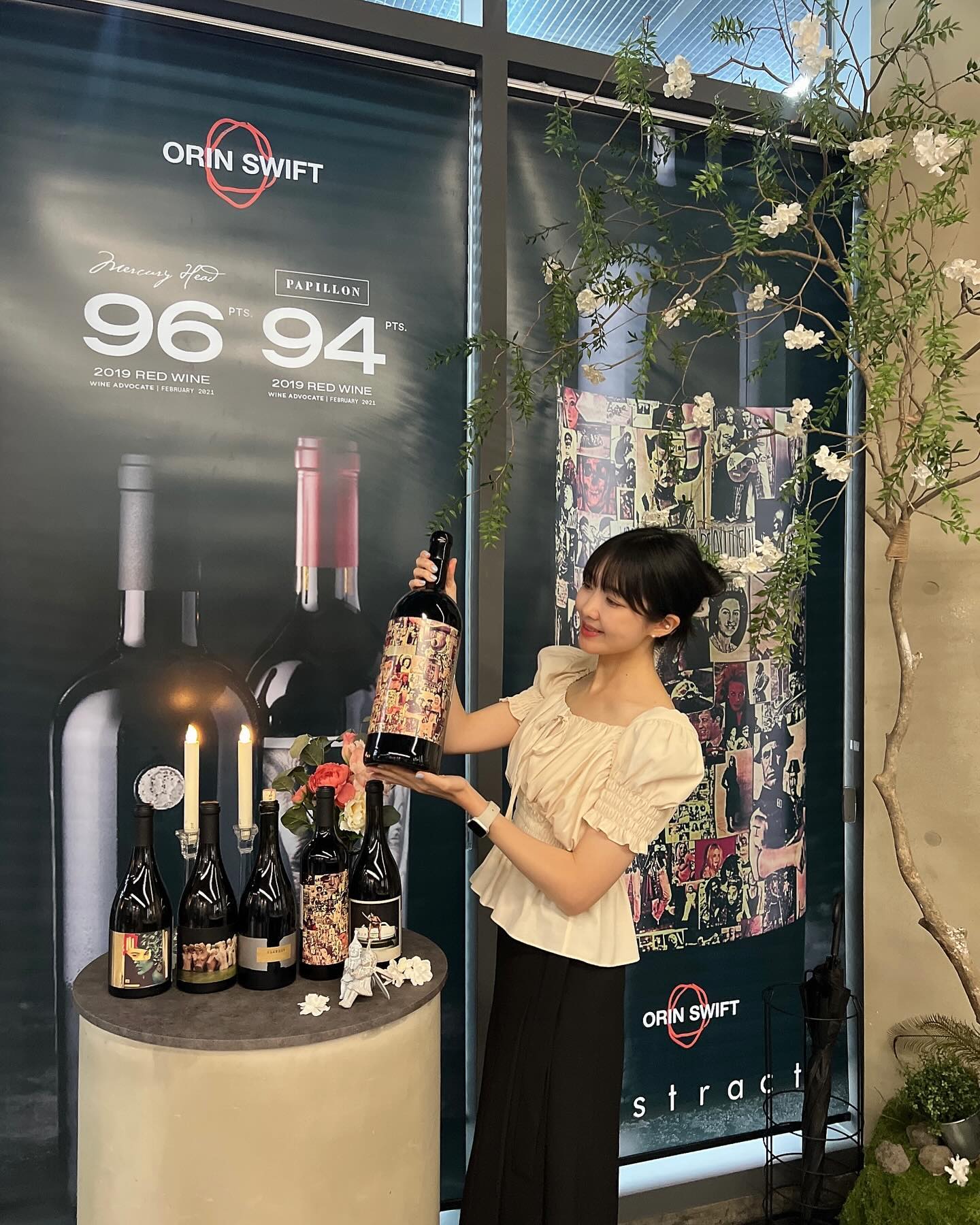 #광고 #행사초대

𝐎𝐫𝐢𝐧 𝐬𝐰𝐢𝐟𝐭 ( 𝐴𝑓𝑡𝑒𝑟9 & 𝑊𝑖𝑛𝑒 )

5월에 국내 론칭된 오린 스위프트의 새로운 와인을
맛볼 수 있었던 오린 스위프트 세미나에 다녀왔어요🥂

블렌딩의 천재이자
예술적 레이블로 유명한 와인 메이커!
데이브 피니의 오린 스위프트 와인 5종!

원래 미국 나파와인을 좋아하는 저는
5종의 와인 모두 너무나 감미롭고 맛있었어요😋

이번 세미나를 통해 그 동안 매력있다고 느꼈던
오린스위프트 와인의 레이블의 의미도 알게되고!
굉장히 뜻 깊은 세미나 였답니당👏

[ Wine List ]

🤍𝐁𝐥𝐚𝐧𝐤 𝐒𝐭𝐚𝐫𝐞 𝟐𝟎𝟐𝟐
그 간 알던 소비뇽 블랑과는 다른 매력! + 세미용 블렌딩!
레이블에 차가워 보이는 인상의 여자가 그려져 있는데
소블의 서늘하고 차가운 지역에서 자라는 느낌을 표현한 거라고 해요!
파인애플 뉘앙스가 기억에 남는🍍

🤍𝐌𝐚𝐧𝐧𝐞𝐪𝐮𝐢𝐧 𝟐𝟎𝟐𝟐
와인메이커와 국가에 따라 년도에 따라, 자연 기후에 따라
다양한 모습을 보여주는 샤도네이를 항상 다양한 옷을 입는
마네킹으로 레이블로 선정한 와인이에요!
굉장히 너티너티한 느낌으로 뫼르소와 비슷하다고 느껴진..!
생선구이와 페어링이 좋을듯 했어요!

❤𝐒𝐥𝐚𝐧𝐝𝐞𝐫 𝟐𝟎𝟐𝟏
이전에 와먹뽀 먹태가 가져온 슬랜더를 마셨을때도
너무나 예쁜 와인이라고 생각되었는데..! 역시는 역시!
데이브 피니의 아내가 좋아하는 품종인 피노누아.
체리, 라즈베리 등 붉은과실류와 더불어 약간 커피향이 느껴졌어요☕

❤𝐀𝐛𝐬𝐭𝐫𝐚𝐜𝐭 𝟐𝟎𝟐𝟐
데이브 피니가 공들여 만들 와인으로 블렌딩의 끝.판.왕!
앱스트랙을 마시고 모두가 ”와, 이거 진짜 맛있다!“ 라고 외쳤는데요!
무려 100여개의 로트 블렌딩으로 탄생한 와인이라고 해요!
스파이시한 느낌과 카카오.. 토피.. 블랙베리!!
꽃향도 느껴진 굉장히 매력있는 와인이었어요!

❤𝐌𝐚𝐜𝐡𝐞𝐭𝐞 𝟐𝟎𝟐𝟎
굉장히 남성미 넘친느 마체테!
훈연향, 다크초콜릿 뉘앙드가 돋보였어요!
레이블도 굉장히 무시무시한! 사탕수수칼을 든 여성분이
그려져 있는데, 마체테의 강렬함을 잘 나타낸듯 해요!

orinswift 
winebook_official 

* 지나친 음주는 뇌졸중, 기억력 손상이나 치매를 유발합니다.
임신 중 음주는 기형아 출생 위험을 높입니다.

#오린스위프트 #블랭크스테어 #마네킨 #슬랜더 #앱스트랙트 #마체테 #orinswift #컬트와인 #미국와인 #프리미엄와인 #오린스위프트와인 #와인 #와인북
