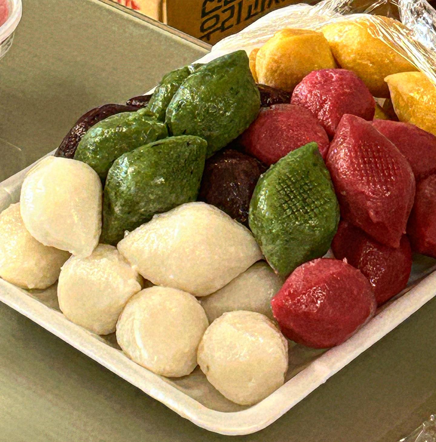추석에는 역시 송편 🧆

풍성한 한가위 보내세요:)
추석때 맛있는 거 많이 먹고올게요!