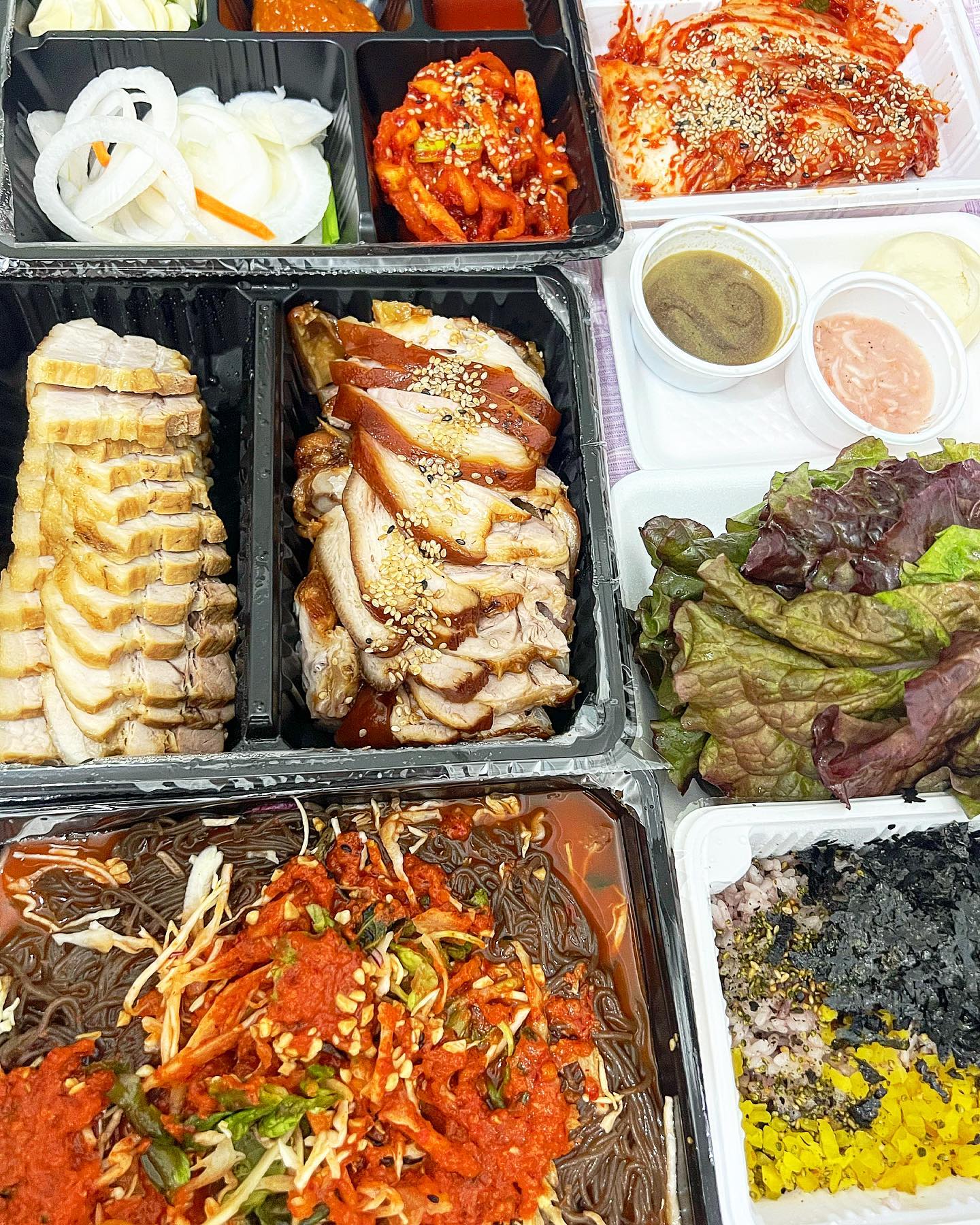 ✔️백가돈족

저는 왜이렇게 보쌈 족발 샷만 찍으면 배경화면으로
해놓고 싶은거죠🙄보기만해도 든든해보여서 그런걸까요

보쌈은 그냥 soso 족발이 더 맛있었어요
개인적으로 익산에서 보쌈은 
부들부들한 항아리 족발이 최고인 것 같아요!!!!
항아리 족발 굴보쌈 진짜 기절😳

잠시만요 저 지금 백가돈족 피드 쓰고 있는데
자자 다시 정신 차리고 ㅎㅎ

백가돈족은 막국수가 새콤 달콤하니 너무 맛있더라구요
족발 보쌈 한번씩 바꿔서 막국수랑+마늘 싸서 후루룩 정신없이 
먹었어요 양 많은거 좋아하시는분들 이리로 오세요
소짜인데도 푸짐한거 보이시나요😎사이드가 정말 좋네요 
서비스로 오는 미니 찐빵이랑 만두 너무 제스타일,,🤍🤍🤍

〰️

백가돈족

따족(따뜻한 족발)+한방보쌈 (배민에서 주문)

아우 35,000원

#땡초러버_전라도익산