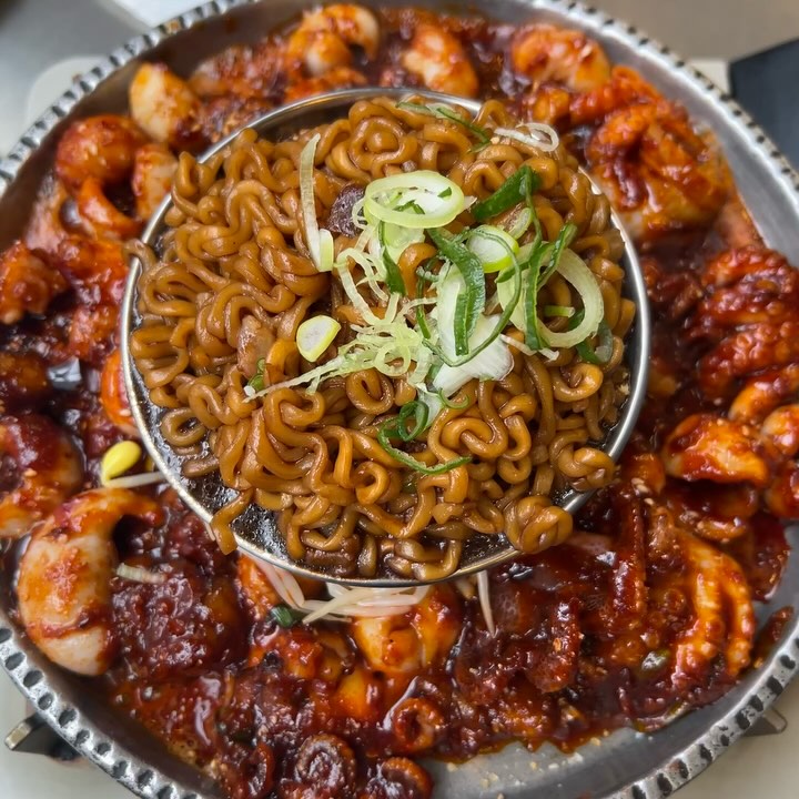 〖 쭈꾸미랩소디강남점 〗
강남역쭈꾸미맛집 쭈꾸미랩소디강남점

📍신메뉴 곱쭈콤보 주문
쭈꾸미+대창+트러플짜파게티+묵사발+볶음밥 조합인데 
내가 먹었던 쭈꾸미+볶음밥 중 비주얼, 맛 최고봉❤️

🚗 주차 : 불가
 ☎️ 번호 : 02-564-9453
❤️ 무선 인터넷, 남/녀 화장실 구분, 포장, 배달
🚩 주소 : 강남구 강남대로98길 12-3 1층 쭈꾸미랩소디
 ⏰ 영업 : 11시~22시/휴식 16시~17시/라스트오더 15시, 21시

#쭈꾸미랩소디강남점 #역삼동쭈꾸미 #역삼동쭈꾸미맛집 #강남역모임 #강남데이트 #강남맛집 #강남역데이트 #강남쭈꾸미 #강남식당 #강남먹을만한 #강남밥집 #강남해장 #강남술집 #강남역밥집 #강남역식당 #강남역먹을만한 #강남역술집 #강남역놀거리 #강남헌팅 #강남놀거리 #쭈꾸미랩소디 #강남가격 #강남주차 #강남역가격 #강남역주차 #강남역맛집 #강남역위치 #강남체험단 #강남협찬