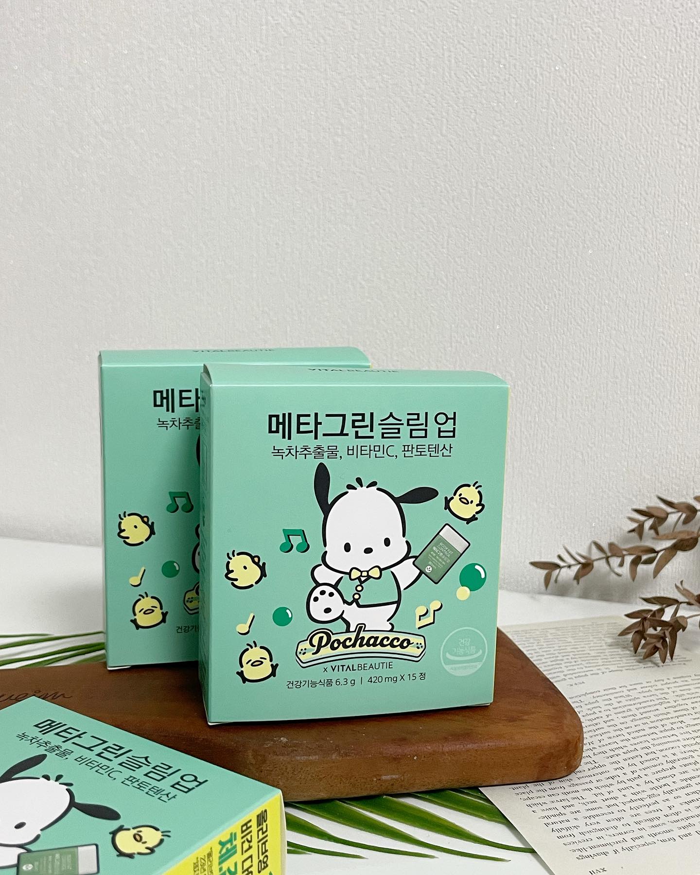 #광고 𝘹 vitalbeautie_official  
올리브영 판매 1위 메타그린 슬림업에서
제가 사랑하는 포챠코 에디션이 나왔어요 .. 💚🤍

패키지 진짜 귀여워 죽음.. •̀ . •́

하루 한 번, 3개 꿀꺽하면 탄단지 케어가 되는 메타그린 슬림업!
요즘 핫한 성분인 녹차추출물인 카테킨이 들어있어 식사 후에 식이 지방과 콜레스테롤이 체내에 흡수되는 것을 막아주기 때문에 체지방 감소, 혈중 콜레스테롤 개선에 도움을 준답니당

🔗 Only 올리브영 단독 프로모션
•• 콜라보 제품 구매 시, 포차코 파우치 증정
•• 콜라보 기념 최대 30% 할인 혜택

🗃️ 메타그린 𝘹 포차코 콜라보 팝업스토어
•• 10/24 ~ 11/5 아모레 성수
•• 11/1 ~ 11/14 올리브영 강남점

메타그린 디지털 테스트도 오픈해서 함께 해봤는데
역시나 저는 ☘️Or가리어터☘️ 였네요..? 

여러분들도 디지털 테스트 한 번 해보시고 메타그린 체감챌린지에도 참여해서 호텔 숙박권, 에어팟 맥스 등등 푸짐한 선물 받아가세요 🤍

#바이탈뷰티 #메타그린 #메타그린슬림업 #체감챌린지 #올리브영추천템 #올영세일 #다이어트보조제 #다이어트추천 #포차코