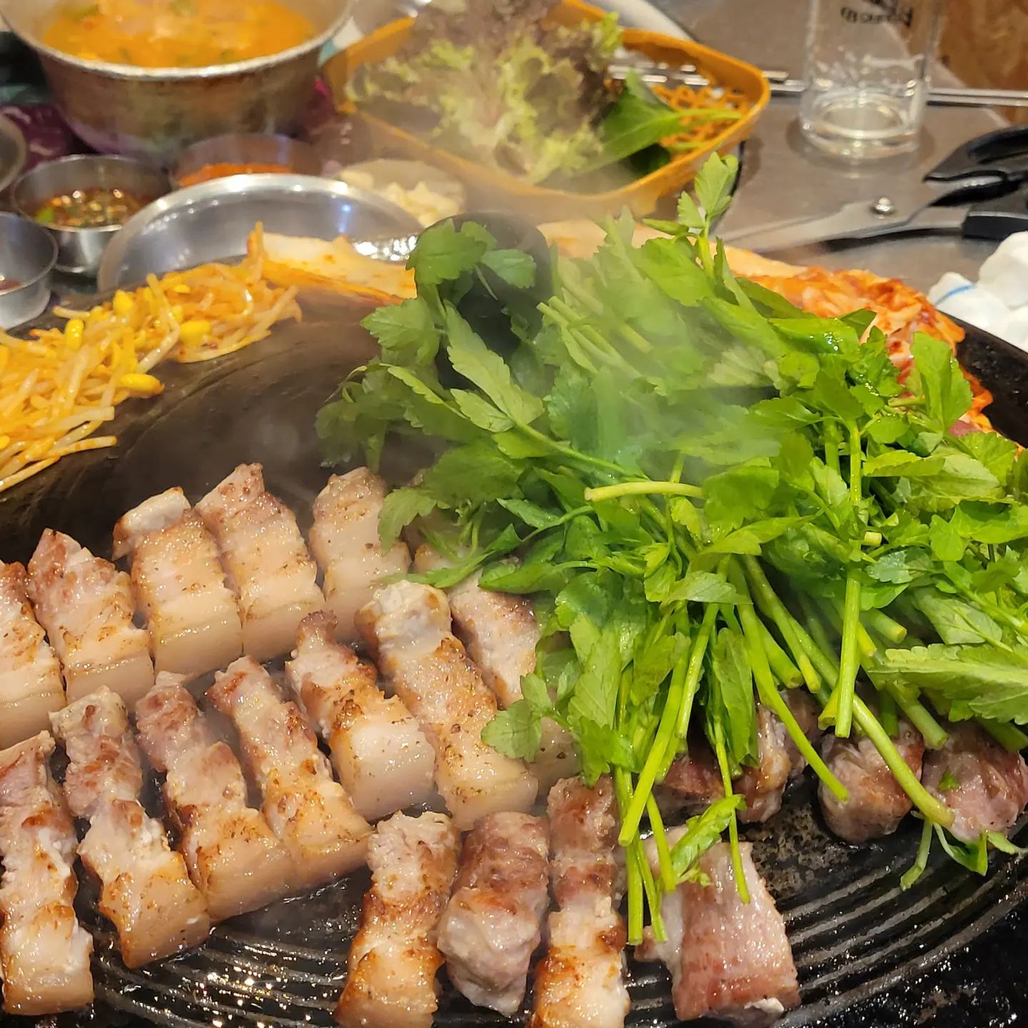 🐽대구월배맛집_목구멍 월배점

목구멍은 처음이라 설레이는 발걸음으로 방문한곳!
집앞이라 좋았고, 미나리도 먹을 수 있어서 더 좋았다.
향긋한 미나리 넘 좋쥬~~
오봉에 가득 담겨져 나오는 밑반찬들!
파재래기부터 잘 익은 김치와 콩나물, 내가 좋아하는 멜젓소스까지!
갓김치 주는것도 너무 마음에 들쥬

달궈진 솥뚜껑에 직원분들이 직접 구워주는 삼겹살,목살~~
고기도 도톰도톰!
직원분이 구워주시니까 편하게 술도 마실 수 있었어요.

고기가 다 익어갈때쯤 콩나물과 김치 올리고 미나리올려 마무리.
도가니된장도 시키고 회냉면도 시켰는데
부드러운 도가니가 듬뿍 들어있고 구수하고 담백한 된찌
그리고 회냉면은 양념이 진짜 맛있었어요.면발도 쫄깃탱글!
지금까지 먹어본 고기집 냉면중에 1등!

직원분들도 너무 친절하고
먹는내내 쌈채소 리필도 알아서 해주셔서 감동🤍

솥뚜껑에 구워먹는 삼겹살은 진짜 체고야👍

📌매일 15:30 ~ 24:00 (라스트오더 23:30)
📌달서구 조암남로32길 22 가동 1층
📌주차 가능

#월배삼겹살 #대구월배맛집 #대구월배진천맛집 #목구멍월배점 #미나리삼겹살 #솥뚜껑삼겹살