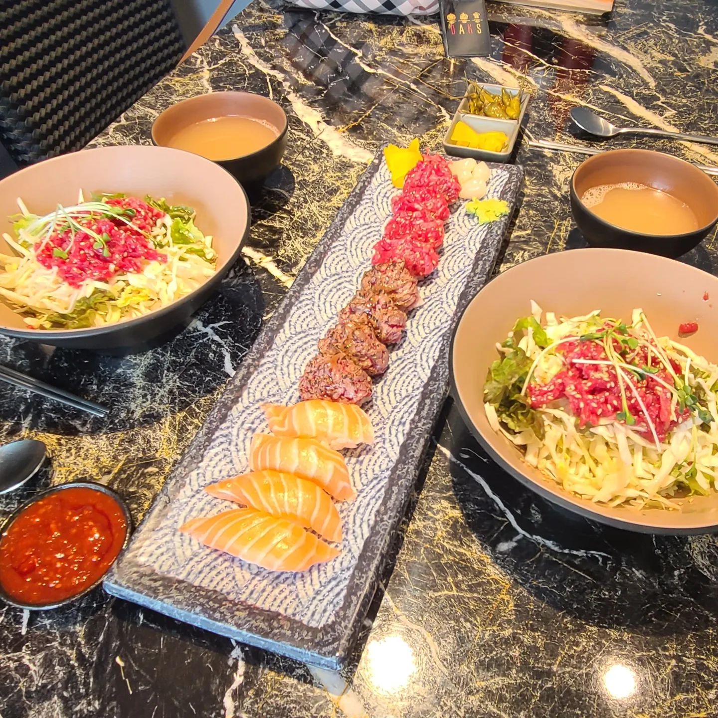 맛있고 양도 넉넉해서 배불리 먹고 온 #육회바른연어 송파점 매장도 깨끗해서 데이트 하기 좋았어요 #송파나루역점심 먹을 식당으로 추천합니다 

#송리단길연어 #송리단길육회 #송파나루역초밥 #송파동초밥 #송파연어맛집 #송파육회