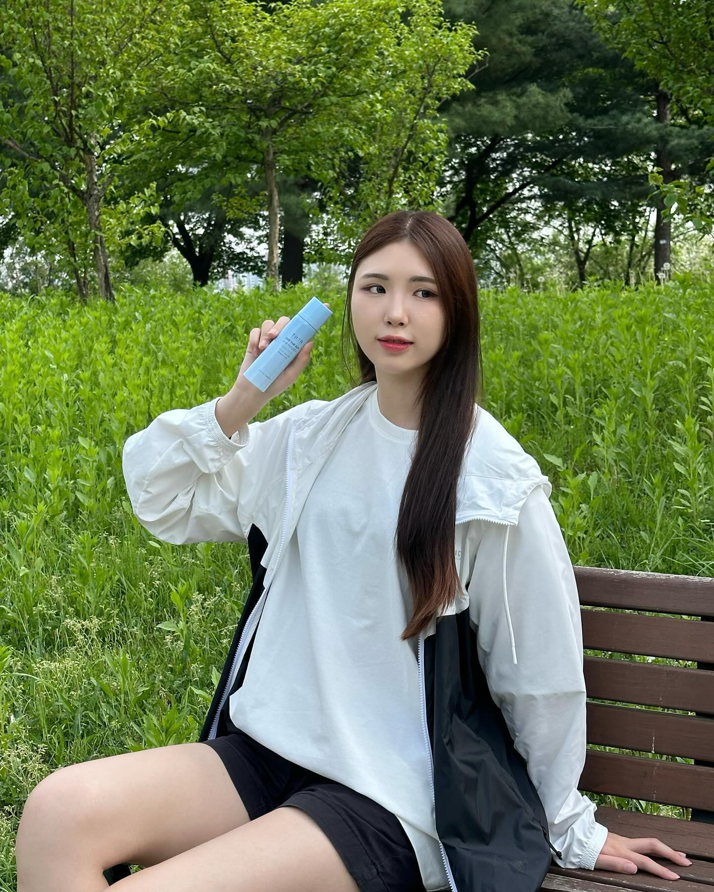 #광고

이제 햇빛도 점점 뜨거워지는 거 느껴지시나요?!☀️

사계절 선크림이 필수인 거 다들 아시죠?
그래도 특히 꼼꼼하게 발라줘야 하는 계절이 찾아왔어요🥹

선케어 맛집으로 이미 유명한 티르티르🫶🏻
선케어 라인 오프 더 선 중에서 너무 신기했던 제형인 ‘오프 더 선 에어 무스‘를 사용해 봤는데,

몽글몽글한 생크림 제형인데도 흡수가 빠른 게 신기하더라구요👀
그리고 또 끈적하지 않고 보송한 마무리감이 좋았어요!

요즘 야외활동할 일이 많은데 에어 무스는 12시간 롱래스팅 제품인 데다 미세먼지 흡착 방지 효과도 있어서 야외활동에 정말 딱이더라구요✨

그리고 같은 오프 더 선 라인인 아이스 쿠션도 같이 사용해 주니
시원한 쿨링 효과가 있어서 뜨거운 햇빛에 달아오른 피부 달래주기도 좋았습니다👍🏻❤️

올 여름도 자외선에서 피부 잘 보호해 보자구요🔥🔥

#티르티르 #티르티르오프더선 #티르티르선무스 #오프더선에어무스 #버블선무스 #버블선무스 #미세먼지차단 #선크림추천 #선크림 #아이스추천