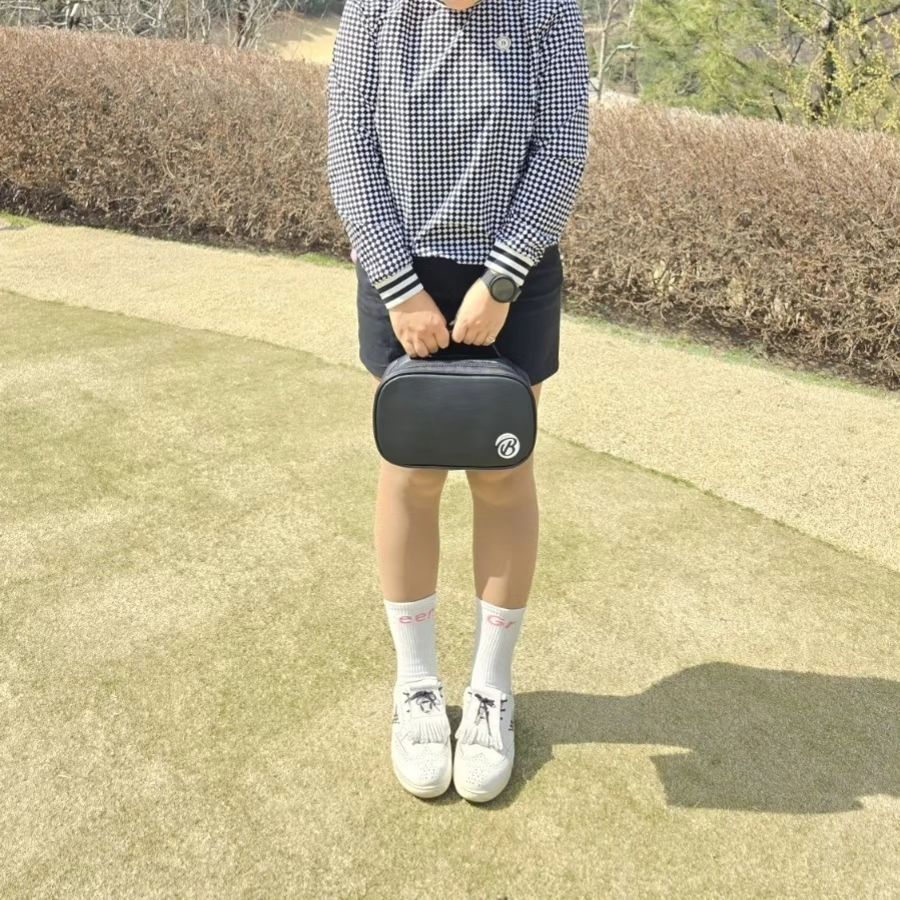 #협찬

라운딩갈때마다 왜 이렇게 준비할께 많은지~
골프공, 티, 장갑, 간단한 화장품, 차키, 선글라스
그리고 간식등 챙길께 너무많아 ㅜㅜ

가죽질감이 너무좋아 들고다닐때마다 만져보게되는 디자인
남녀불문하고 가지고 다닐수있는 가볍고 편한 골프파우치

색상도 다양해서 골라잡아요

링크는요기
https://smartstore.naver.com/birdie-x/products/83 51798066

 #골프용품 #골프파우치 #골프 #버디엑스 #필드용품 #라운딩