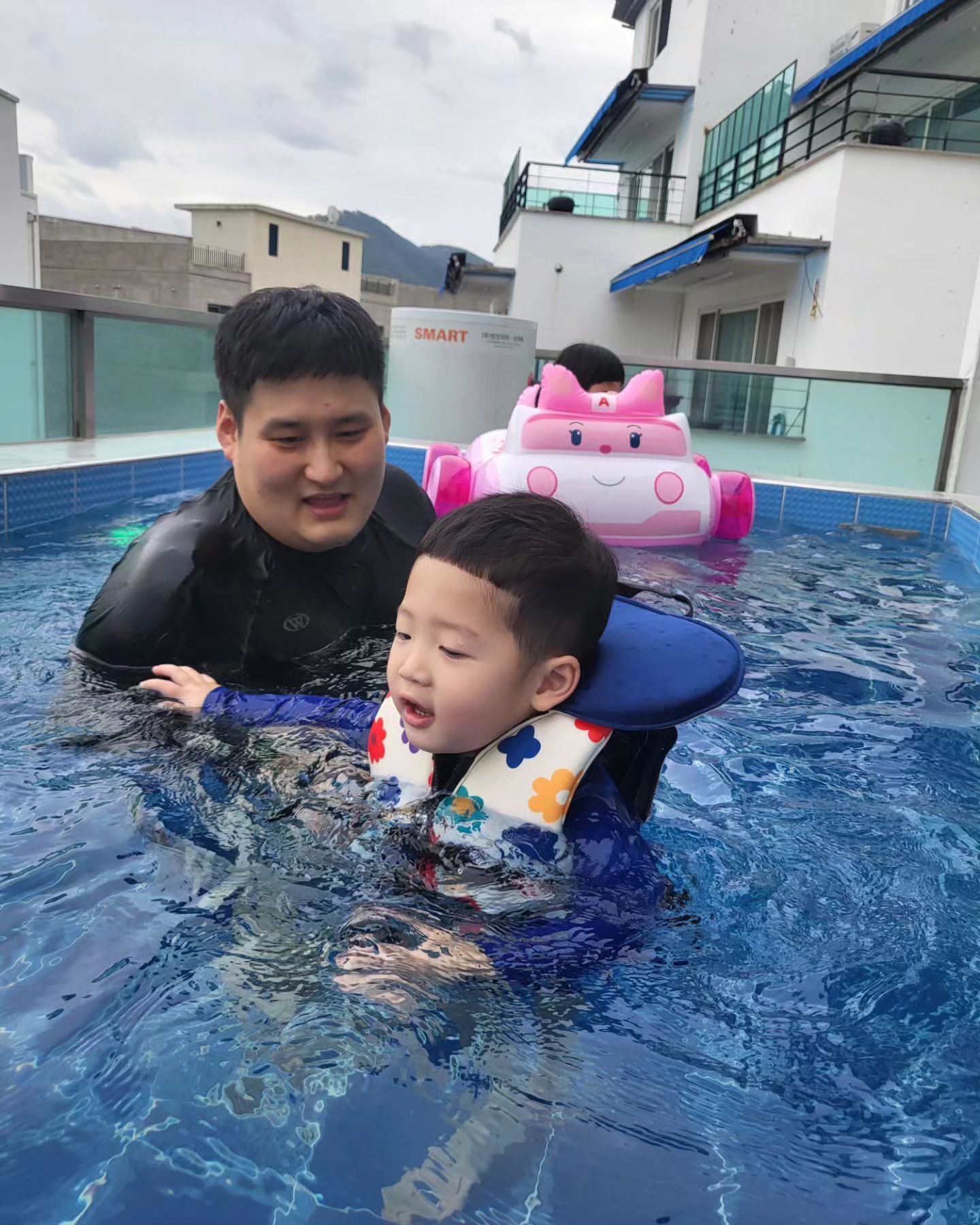 10월3일~10월4일 거제도 여행💕
.
올 여름은 휴가를 못갔지만 이렇게 단타로 다니니 또 다른 맛이 있네요:)
.
기대보다 더 좋았던 숙소🤩😘 공동육아는 늘옳다👍
.
진영이모를 너무 좋아하는 우리 준이 ㅎㅎ 미안하다... 덕분에 수월햐...ㅎㅎ