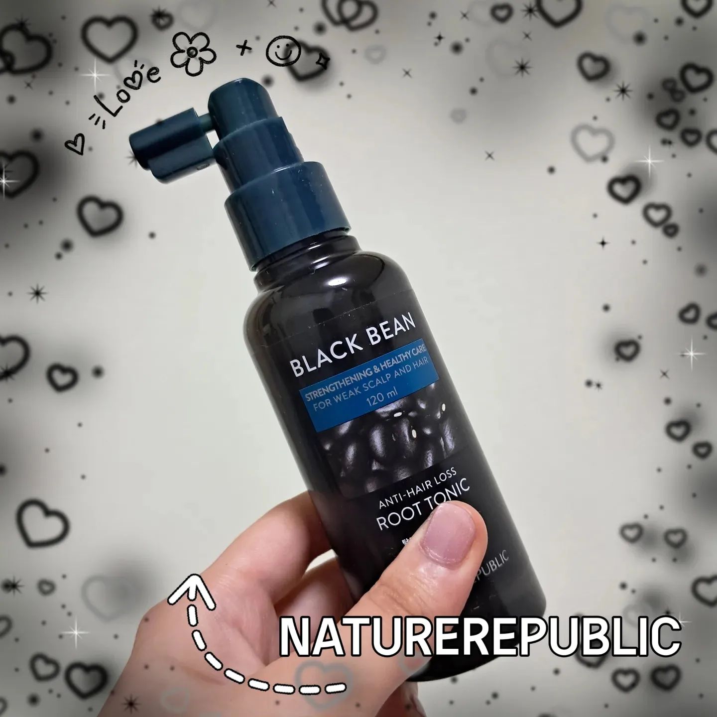 #제품제공 naturerepublic_kr 

제가 고등학생 시절에 스트레스를 만땅으러 받으면서
머리카락이 점점 제 곁을 떠나더니
무려 절반에 가까운 아이들이 생을 마감했어요..

그래도 숱이 많은 편이지만 죠굼 뚁땽한건 어쩔 수 없자나요..?🥲

이 친구는 네이처리퍼블릭의 🖤블랙빈 탈모증상 개선 두피 토닉🖤 이에요
검정콩과 블랙 콤플렉스 성분이 튼튼하고 건강한 모발을 만들어준대요❣
무려 8가지 추출 성분이 들어갔다나?!!

그립감 좋은 푹 들어간 펌프로 머리에 칙칙 뿌려주기만 하면 두피뿐만 아니라 모발까지 튼튼하게 만들어준다니..?
또 백발이 올라오는 것도 지연시켜준대요!?!!!😮😮

하루에 한번 머리에 뿌리고 헹굴 필요도 없이 흡수 시켜주면 되니 너무 편한데 흡수시키면서 마사지도 해주면 일석이조🍀 럭키비키

그리고 이 더운날 두피 끝까지 열감이 차오르는데
촥 뿌려주면 시원한 쿨링감이 돌면서 바로 솨아악 시원해져요💦💦
머리가 시원하니까 더운게 많이 가라앉는 느낌?

저는 요새 머리가 많이 비어버리신🥲
저희 아버지께 쫒아다니면서 뿌려드리려고요😭
대머리 절대 지켜😚

#네이처리퍼블릭 #naturerepublic #네리뷰어 #네리뷰어9기 #블랙빈 #탈모 #블랙빈탈모증상개선두피토닉 #두피토닉 #헤어토닉 #탈모완화 #두피케어 #두피관리