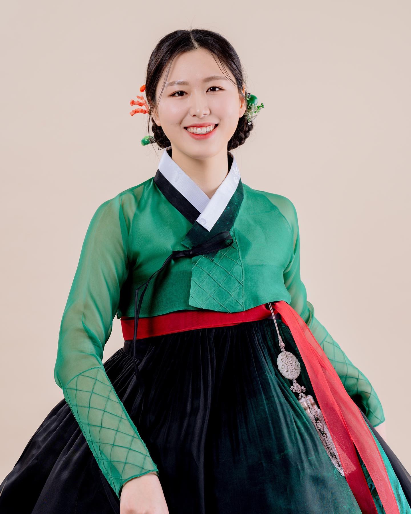 드디어 나온 내 화보촬영 사진들💚🥳💚
너무 이쁘게 찍어주셔서 맘에 완전 쏙✨
대한선 덕분에 한복 입고 화보촬영도 하는 기쁜 2024🎉

korea_hanbokmodel 
hyedam_hanbok