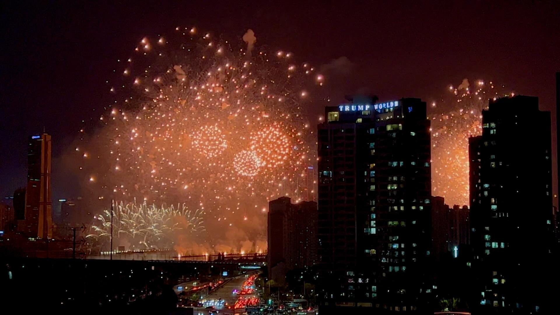 자고로 불꽃축제는 집에서 즐겨야🎇🎆
올해는 덜 화려했지만
언니집에서 가족들이랑 함께해서 조음❤️

#2023불꽃축제 #언니네 #오빠네 #난막둥이