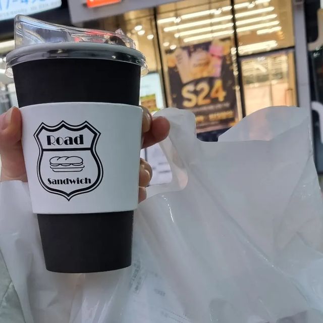  진형 on Instagram: "<로드 샌드위치🥪>
📍삼성로 651 래미안라클래시 상가동 1층 108호
Mon-Fri: 09:30-23:00
Sat-Sun: 09:30-23:00

집 오는길에 포장해왔는데 샌드위치 맛집이라 행복해진🫶🏻
청담역 7번출구 바로 옆 건물이라 접근성도 좋았다!
사장님도 넘 친절하셨구 
신선한 끼니 챙겨서 기분 좋은 하루로 마무리!
잠봉뵈르 처음 먹어봤는데 나 잠봉뵈르 좋아하네...
루꼴라 추가해서 먹어도 좋을 것 같다는 생각••
역시 음식의 세계는 넓다.
다른 리뷰들도 엄청 좋던데 다 이유가 있겠지?🤭

#광고#로드샌드위치#바게트샌드위치#청담샌드위치#강남샌드위치#샌드위치맛집#샌드위치"