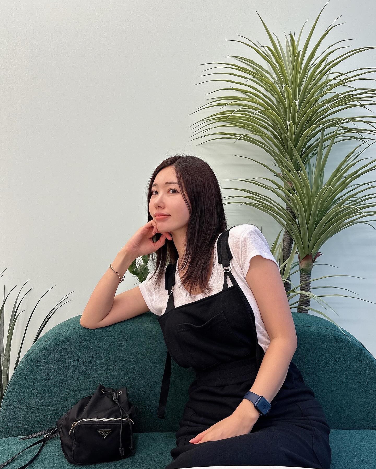 머리 어둡게 염색도하구 좀 다듬구