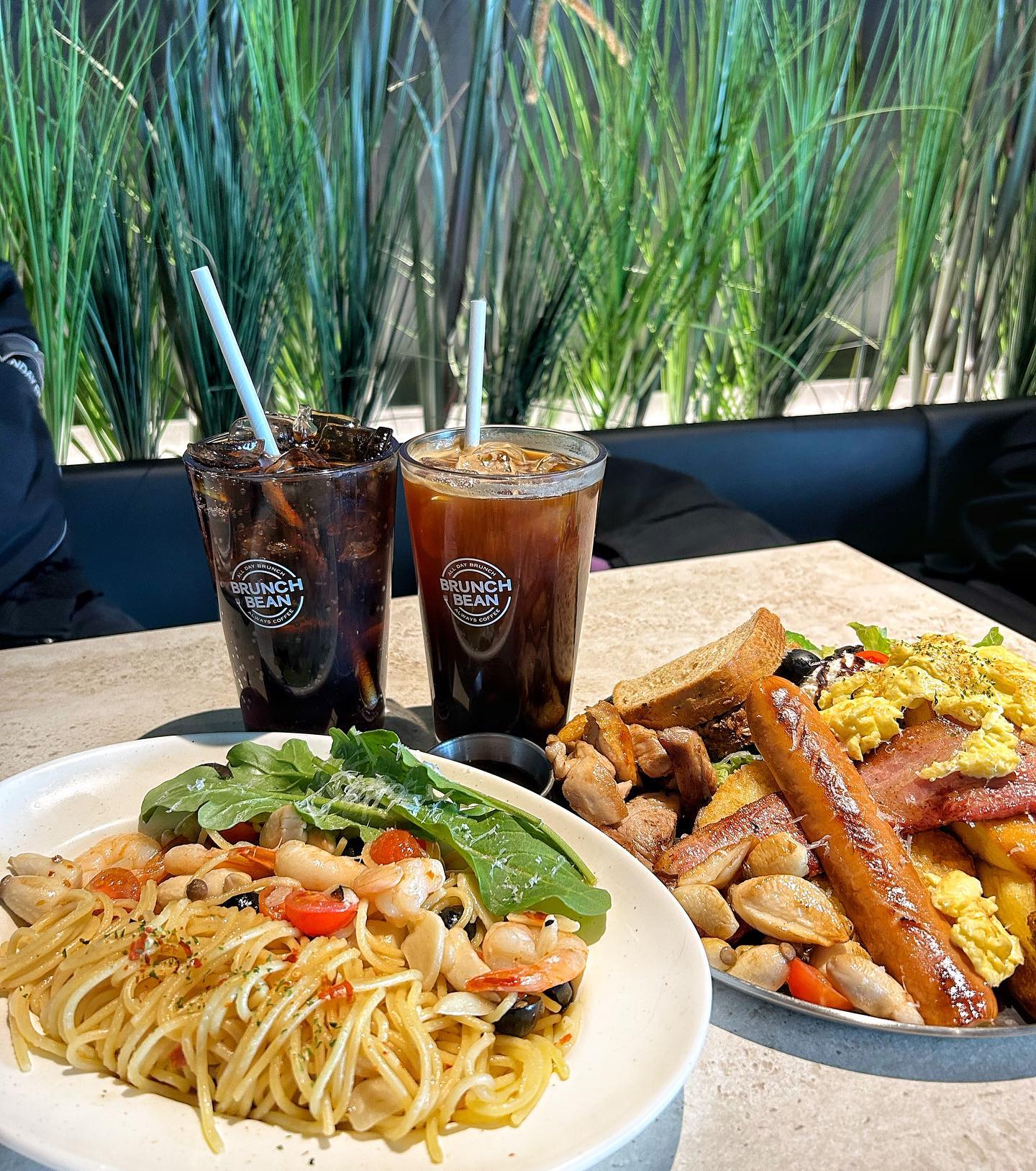 #브런치빈분당서현 #분당맛집

진심 전체적으로 음식들이 다 맛있는 곳🤭

플래터는 여러가지 골고루 담겨있어
먹어도 먹어도 계속 새롭새롭해서
배불러도 포크질을 멈출 수가 없었어요😇
다 먹을때까지 질리지 않고 접시싹 비움!!

파스타는 느끼하지 않고 깔끔 그잡채!!
재료 본연에 맛들이 느껴져서 넘모 쫘><

메뉴가 많아서 픽하긴 어려웠지만
다른 메뉴들도 다 맛있을 것 같아 다음에 도전!

시킨 메뉴들이 다 맛들이 잘 어우러져
계속 집어먹어서 배 터져보림☺️
다른 테이블을 봐도 죄다 접시 싹다 비워져있었어여 크흐 강추추👍

#서현역맛집 #파스타 #브런치 #커피 #카페 #브런치맛집 #알리오올리오 #서현맛집