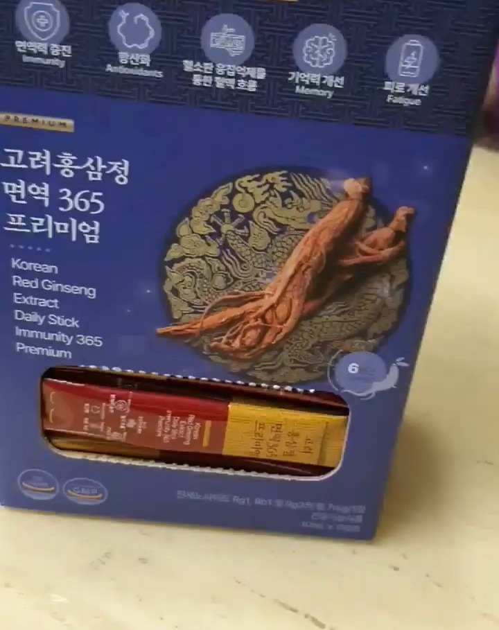 안녕하세요 웅s맘이예요

지난 주 영하 14도를 통해 매섭고 추운 날씨로부터 아이들부터 어른들까지 모두 꽁꽁 어는 시기를 보내게 되었어요

그동안 꽁꽁 언 날씨가 오늘부터 서서히 풀렸는데요. 그 끝에 추위후유증이라고 할까요?

저희 부모님에게도 많은 비상이 걸렸고, 건강상에도 너무 걱정이 되어 이번에 부모님을 위한 홍삼을 알아보기로 하였답니다

이번에 운좋은 기회로 만나게 된 제품은 60대 홍삼 고려 홍삼정 면역 365 프리미엄 홍삼 추천 진세노사이드는 저희 부모님께서 직접 섭취해보시고 매우 흡족하신 날들을 보내고 계십니다

면역력이 많이 떨어지는 시기에 매우 섭취하기 좋은 제품이 아닐까 생각이 듭니다

섭취량 : 하루 1포
그대로 섭취

섭취방법은 개별포장으로 되어있는
60대 홍삼 고려 홍삼정 면역 365 프리미엄 홍삼 추천 진세노사이드의 홍삼스틱을 그대로 쭉 따서 한포를 섭취하면 되는데요

누구나 섭취하기에 거부감이 없는 맛으로 맛은 살짝 쓴맛과 함께 홍삼 고유의 맛으로 뒷맛에는 살짝 단맛이 나서 불편함없이 매일 한포씩 꾸준히 드시고 있었답니다

무엇보다 60대 홍삼 고려 홍삼정 면역 365 프리미엄 홍삼 추천 진세노사이드의 갯수가 무려 120포로 구성이 되어있어 한분이서 드시면 4달동안, 두분이서 드시면 두달동안 섭취하는데 매우 좋은 제품이었고 한박스의 가격도 가성비가 너무 좋아 앞으로도 꾸준히 섭취하기에 좋은거 같더라구요

60대 홍삼 고려 홍삼정 면역 365 프리미엄 홍삼 추천 진세노사이드 제품은 5중 기능성을 가진 홍삼스틱으로 혈소판 응집억제를 통한 혈액흐름 및 기억력 개선, 면역력 증진, 항산화, 피로 개선에 도움을 줄 수 있다고 하며 합리적인 가격으로 부담없이 섭취하기에 좋은 제품으로 휴대성도 좋아 언제 어디서든 뚝 따서 바로 섭취가 가능한 홍삼스틱으로 임금님께 진상하는 마음으로 만들어진 제품이라고 할 수 있는거 같아요

60대 홍삼스틱으로 선물로도 좋은 고려 홍삼정 면역 365 프리미엄 홍삼 추천 진세노사이드 홍삼스틱은 고품질 원료만을 취급하여 개발이 되었다고 하며, 합리적인 가격과 믿을 수 있는 GMP 시설에서 제조가 되어 더욱 안심하고 섭취할 수 있는 홍삼스틱이었어요

또한 60대 홍삼 고려 홍삼정 면역 365 프리미엄 홍삼 추천 진세노사이드는 6년근 고려홍삼만을 사용하였다고 하며 이 부분 또한 투명하게 고객들에게 공개를 하여 더욱 믿을 수 있는 제품이 아닌가 싶네요

그리고 60대 홍삼 고려 홍삼정 면역 365 프리미엄 홍삼 추천 홍삼스틱는 진세노사이드의 함량이 7mg이라고 하는데요

진세노사이드란 Rg1 + Rg3 + Rb1 으로써 홍삼에 있는 사포닌을 일컫는 말로 화학적으로는 배당체라고 부르는 화합체의 일종이라고 할 수 있습니다

진세노사이드는 흔히 콩, 더덕, 도라지, 녹두, 마늘 칡 등에 소량 함유가 되어있지만 홍삼의 사포닌의 경우 식물성과 다른 것이라고 합니다

또한 당류는 0g이며, 주원료 이외에 엄선된 부원료인 복령, 황기, 작약, 지황, 계피, 감초, 당귀, 백출, 천궁을 함유하여 우리 몸에 더욱 좋은 기운을 북돋아주는데 도움을 줄 수 있는 제품이 아닐까 많은 기대가 되는데요

거기에 더하여 60대 홍삼 고려 홍삼정 면역 365 프리미엄 홍삼 추천 진세노사이드는 제조설비, 원료, 제품성을 모두 인정 받아 GMP적용업소 지정서, 환경경영시스템 시스템, G마크 품질인증서, 품질경영시스템 인증서도 발급을 받은 제품이랍니다

수많은 도전과 오랜 연구기간 끝에 만들어진 60대 홍삼 고려 홍삼정 면역 365 프리미엄 홍삼 추천 진세노사이드 홍삼스틱은 성분검사 및 기능성 원료, 안전성 검사를 통해 좋은 성분과 정확한 분석, 첨단 기술을 사용하여 보다
믿고 섭취하기에 좋은 제품이었답니다

추운 겨울철, 잦은 피로감을 느끼시는 분들에게 챙겨드시기 좋은 제품이 아닐까 싶네요

면역력 보강과 함께 피로감이 자주 느껴지는 요즘 같은 시기에 힘을 불어넣어주는데 도움을 줄 수 있는 제품으로 60대 부모님선물로 좋을꺼 같아요

또한 다가오는 새해선물로 어르신 건강을 챙겨드리기에도 좋았던 이 제품은 고려 홍삼정 면역 365 프리미엄 홍삼 추천 진세노사이드 홍삼스틱이었습니다

#50대 #60대 #가성비 #건강기능식품 #고려홍삼정 #기억력 #닥터엠디 #면역365 #면역력 #사포닌 #선물 #진세노사이드 #피로개선 #항산화 #혈액흐름 #홍삼 #홍삼스틱 #홍삼정 #맘플체험단 #맘플

<본 포스팅은 맘플을 통해 업체에서 제품을 제공받아 솔직하게 작성하였습니다>