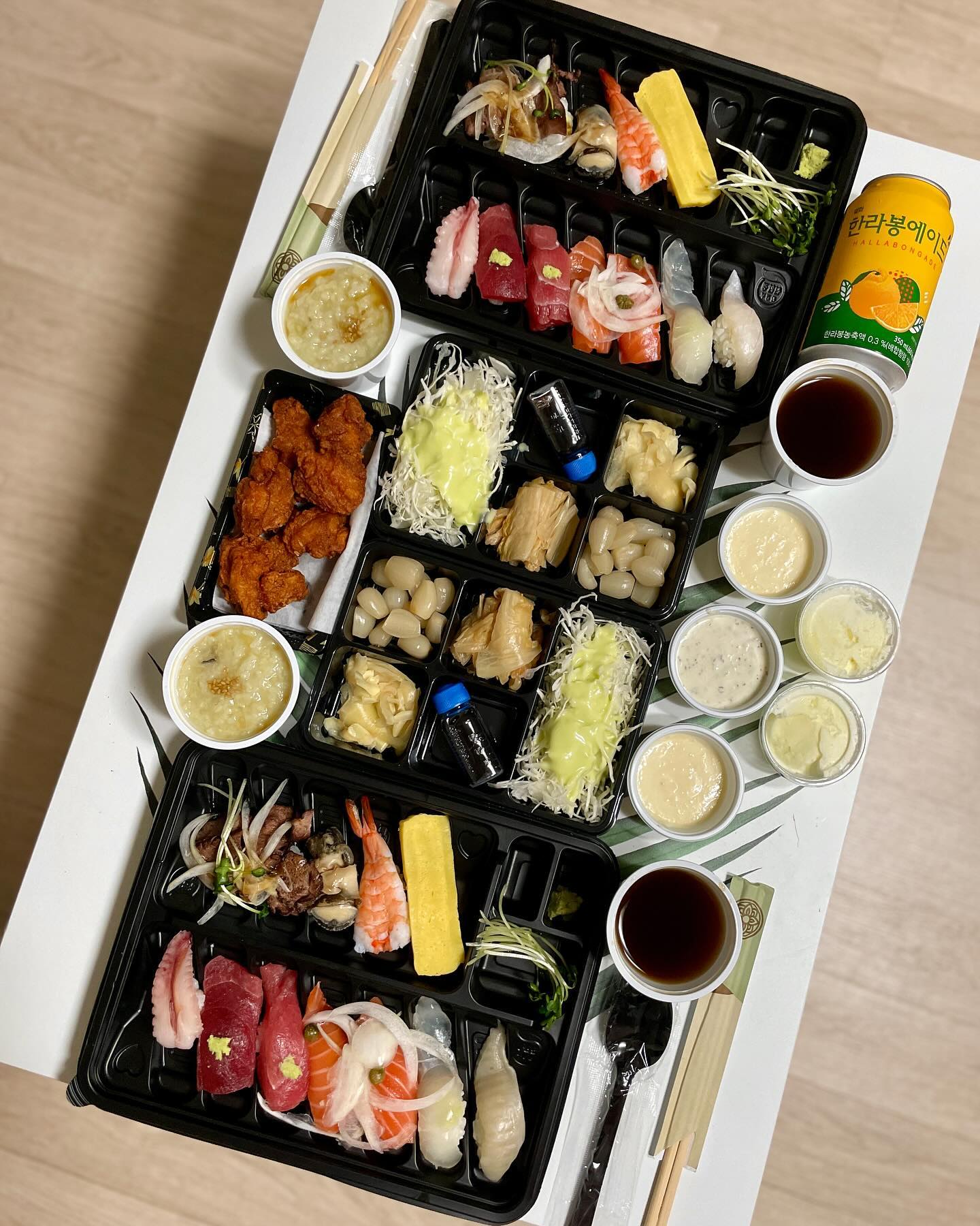 .
#협찬

오늘 저녁은,,
가성비 내리는 사당 이수 초밥 맛집에서 초밥 포장해왔어요,

맛은 물론, 완전 깔끔한 포장으로 유명한 곳이예요
비도 오고 호다닥 포장해왔는데 
정말 흐트러짐 없어서 깔끔하게 바로 매장에서 먹는 기분이구요
매장 분위기도 너무 좋아서 다음엔 매장에서 꼭 먹어야겠어요

전복죽, 샐러드 기본으로 나오고
매장에서 먹으면 우동도 서비스로 주시나봐요
초밥 완전 신선하고 맛있었고
특히 연어초밥에 수제소스 최고예요
아이스팩보냉백에 포장된 아이스크림이랑 한라봉 에이드 서비스 주셔서
넘 맛나게 잘먹었어요😋 사장님 센스가 장난아닌듯!!

✔️모듬초밥 11pc 2인 28.0
✔️가라아케 하프 7.0

#스시세이
📍서울 동작구 동작대로13길 10 (사당동, 법화빌딩) 1층
.
.
.
#이수초밥 #이수역초밥 #이수역맛집 #이수초밥집
#이수역초밥집 #이수맛집 #이수맛집추천 #이수역맛집추천