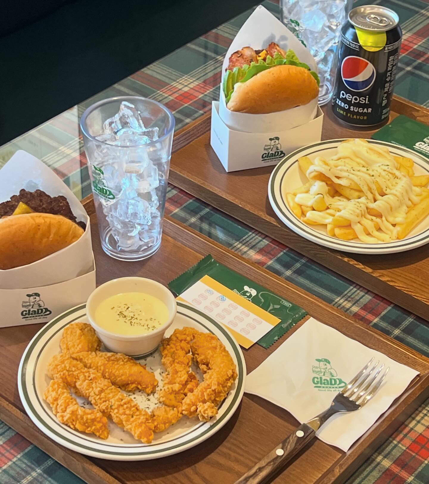 #음식제공 #이천글래디버거 

이천시청 수제버거 맛집 
시그니처 글래디버거와 인기메뉴 갈릭페퍼버거 
사이드메뉴까지 야무지게 맛있게 먹고왔어요🤤
너무 맛있어서 또갈집 !!! 
주차장도 갖추고 있고, 포장 및 배달까지 가능해서 꼭 드셔보세요

#이천시청맛집#이천역맛집#이천시맛집#이천맛집#이천터미널맛집
#증일동맛집#증포동맛집#창전동맛집#중리동맛집#이천햄버거맛집#이천수제버거맛집#이천햄버거추천