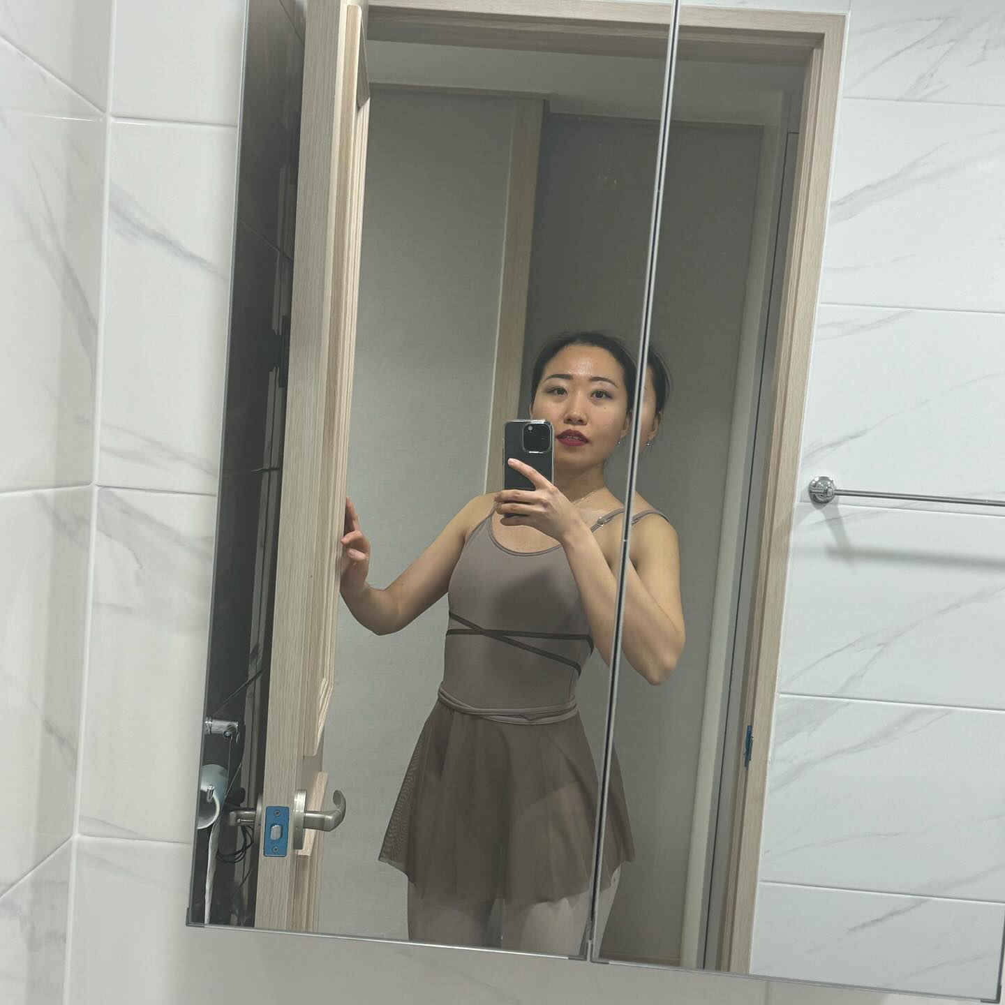 어제 발견한 음악과 새로운 레오타드 ㅎㅎ 
설레는 일이 많이 생겼으면 좋겠다! 
어떻게? 스릴 넘치는 일들을 한번 만들어 볼까나~
내일 오후에는 바쁜 일정이 예상되네
오늘도 수고 많았다🤭😘내일도 감사한 하루 예정!

#newleotard#ballet#발레#감사