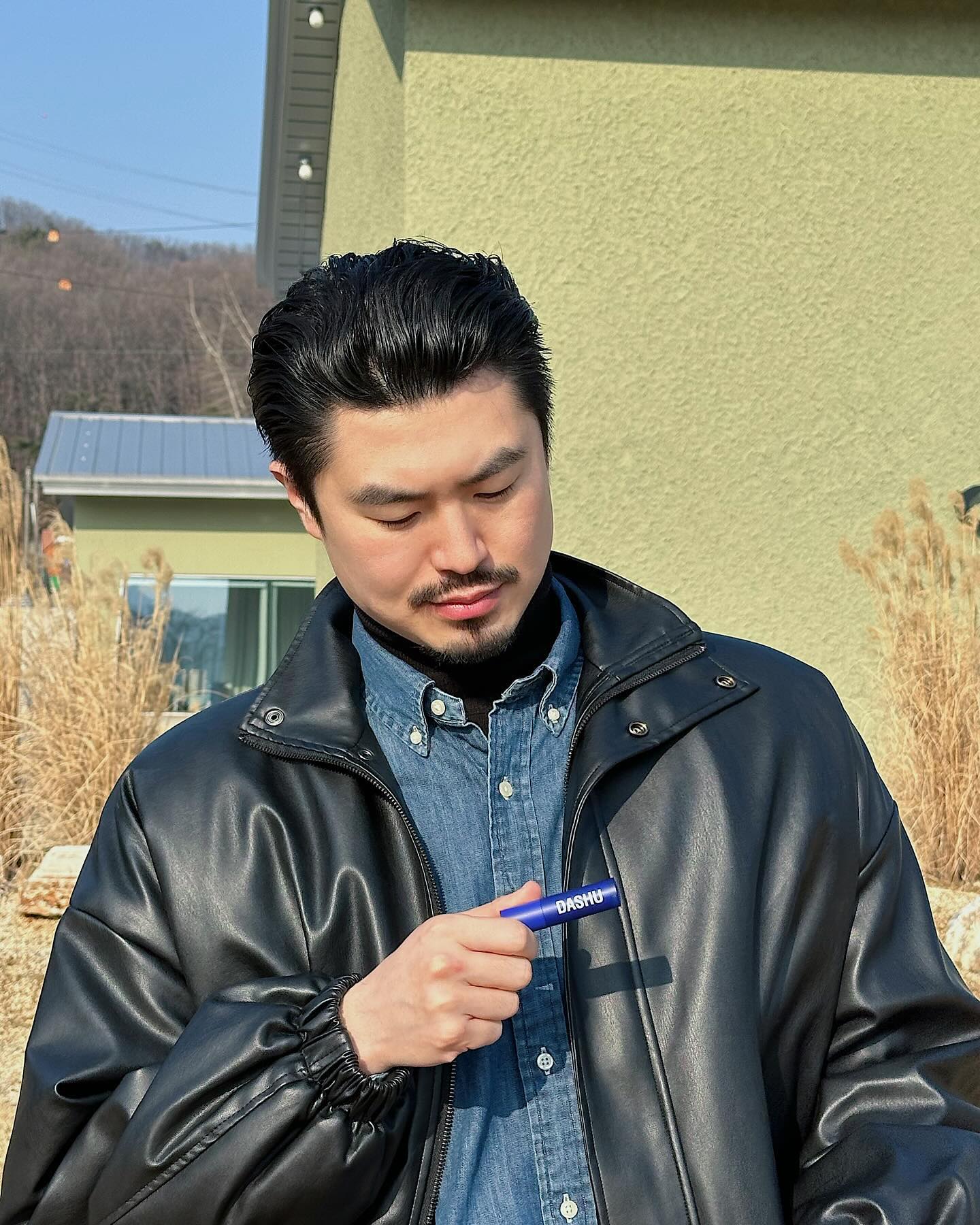 요즘 건조한 🧔🏻‍♂️입술을 촉촉하고 생기 있게 만들어주신 dashu_official  감사드려요🥺

겨울철에 입술이 자주 트고 건조하신 분들에게 너무 좋을 것 같은 립밤이에요!! 색갈도 완전 자연스럽게 연출되서 남편도 완전 만족하면서 쓰고 있네요🙌🏻

저도 생얼에 가끔 뺏어 쓴다는 사싫ㅎㅎ 사람이 입술 색갈이 없으면 생기가 없어 보이더라구요🥶 이번 겨울에 남편, 남친에게 선물 해주는 것도 좋을 것 같아용 올리브영에도 판매 하니까 편하게 구매 가능👍🏻 

남자립밤으로 아주 추천 입니다👍🏻👍🏻👍🏻⭐️⭐️⭐️

#남자립밤#남자발색립밤#올리브영립밤#컬러립밤#틴트밤#립밤추천